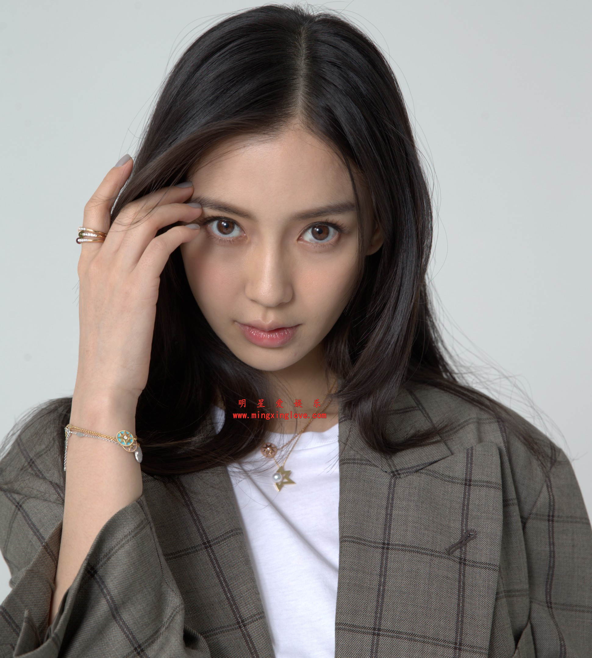 Angelababy某电视剧定妆照花絮照片，性感短裙美腿、光脚高跟等剧中造型，放大可看清肌肤纹理，高清4K分辨率原图无修生图下载（至尊）-明星爱娱乐