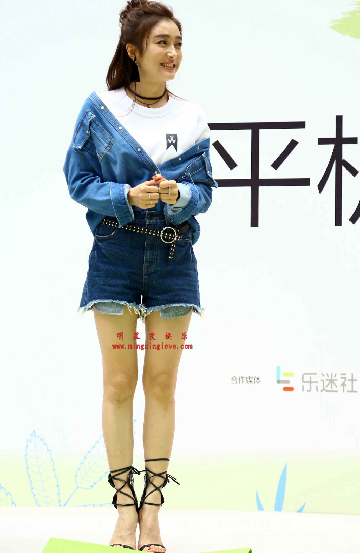 秦岚某活动现场花絮照片,性感超短裤美腿、光脚高跟造型,高清4K分辨率原图无修生图下载(至尊)-明星爱娱乐