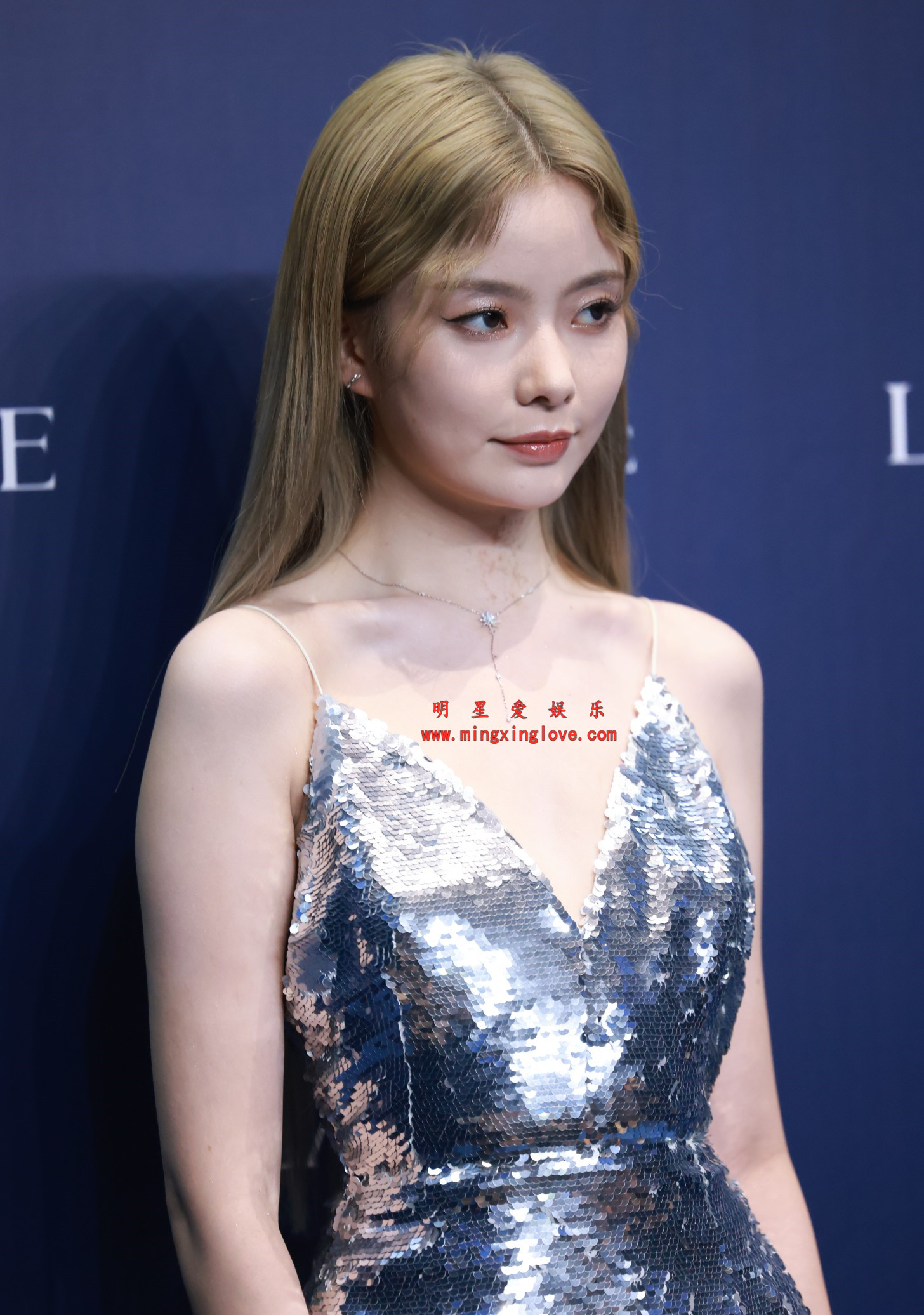 陈卓璇上海兰蔻先锋派对红毯花絮照片,性感吊带深V露胸礼服,光脚特写,高清8K分辨率原图无修生图下载(至尊)-明星爱娱乐