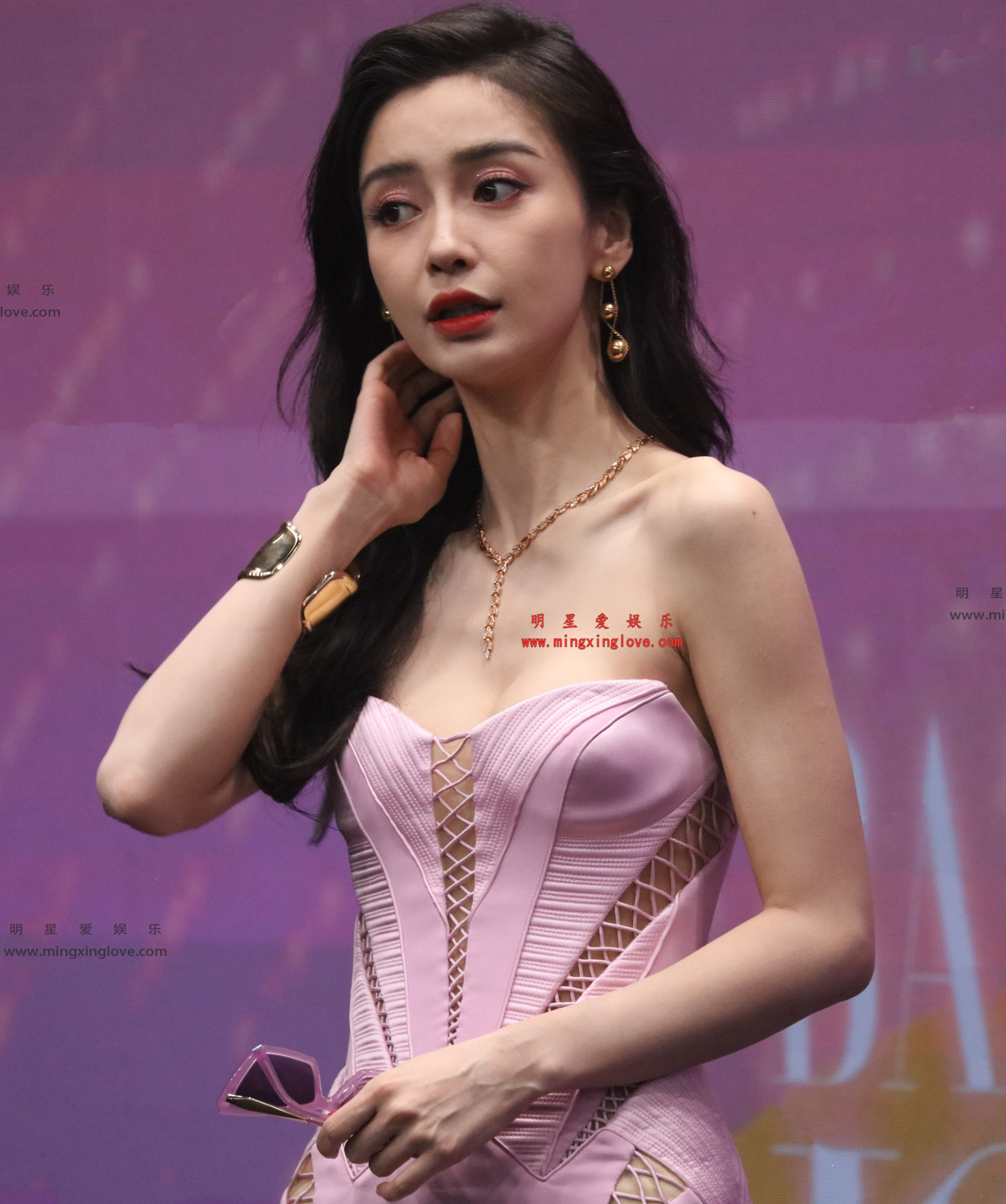 Angelababy某活动红毯花絮照片,性感露胸礼服,单张20M+,高清8K分辨率原图无修生图下载(至尊)-明星爱娱乐