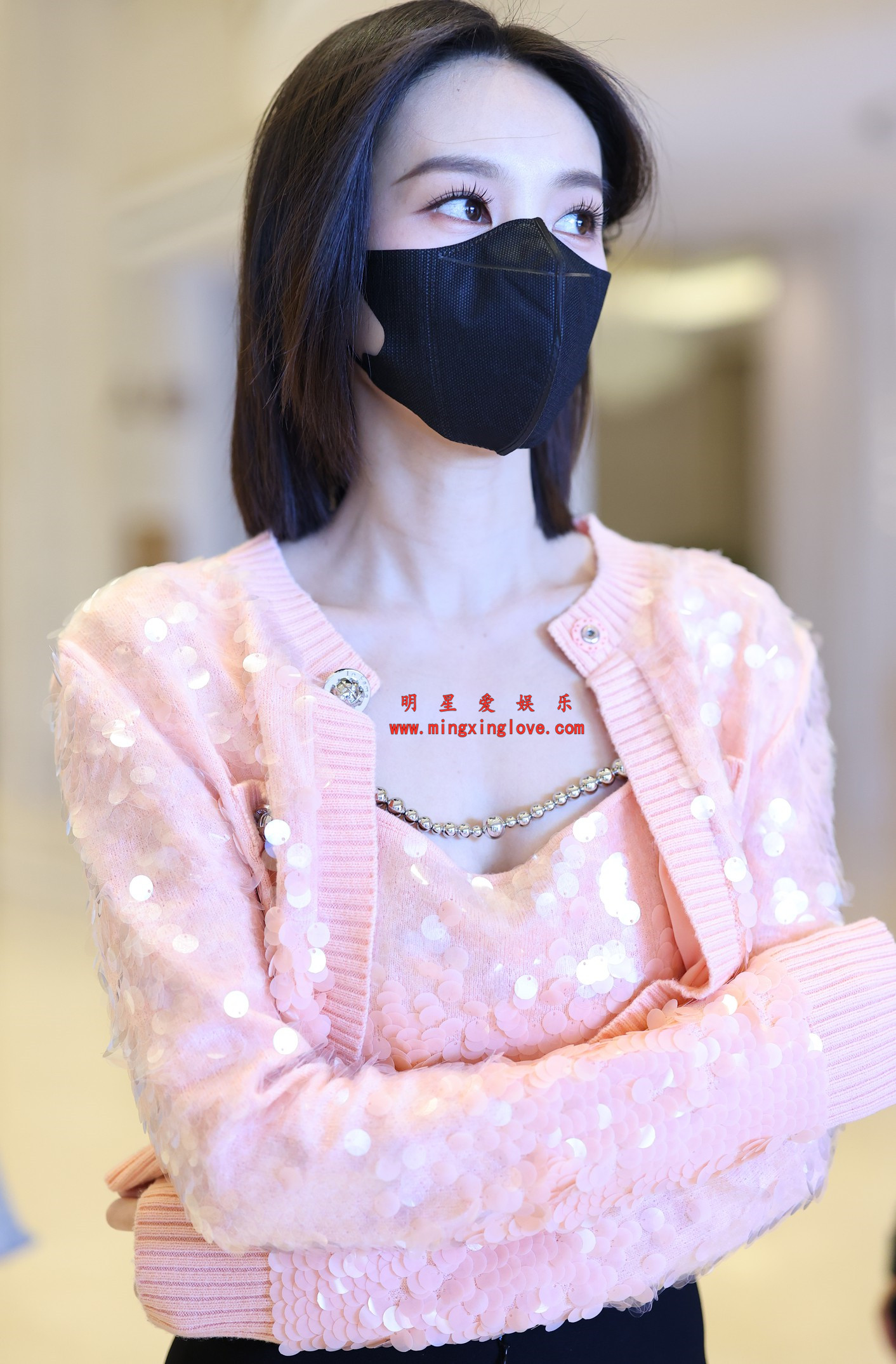 李一桐某活动路透照花絮照片,性感露胸,放大可看清肌肤纹理,高清8K分辨率原图无修生图下载(至尊)-明星爱娱乐