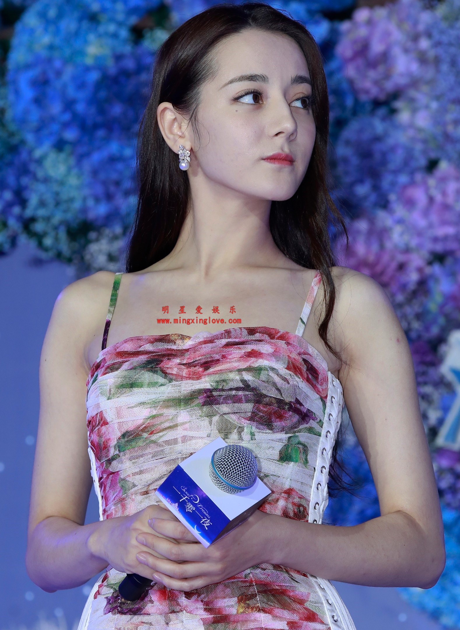 迪丽热巴某电视剧发布会现场花絮照片,性感吊带裙,光脚高跟,高清4K分辨率原图无修生图下载(至尊)-明星爱娱乐