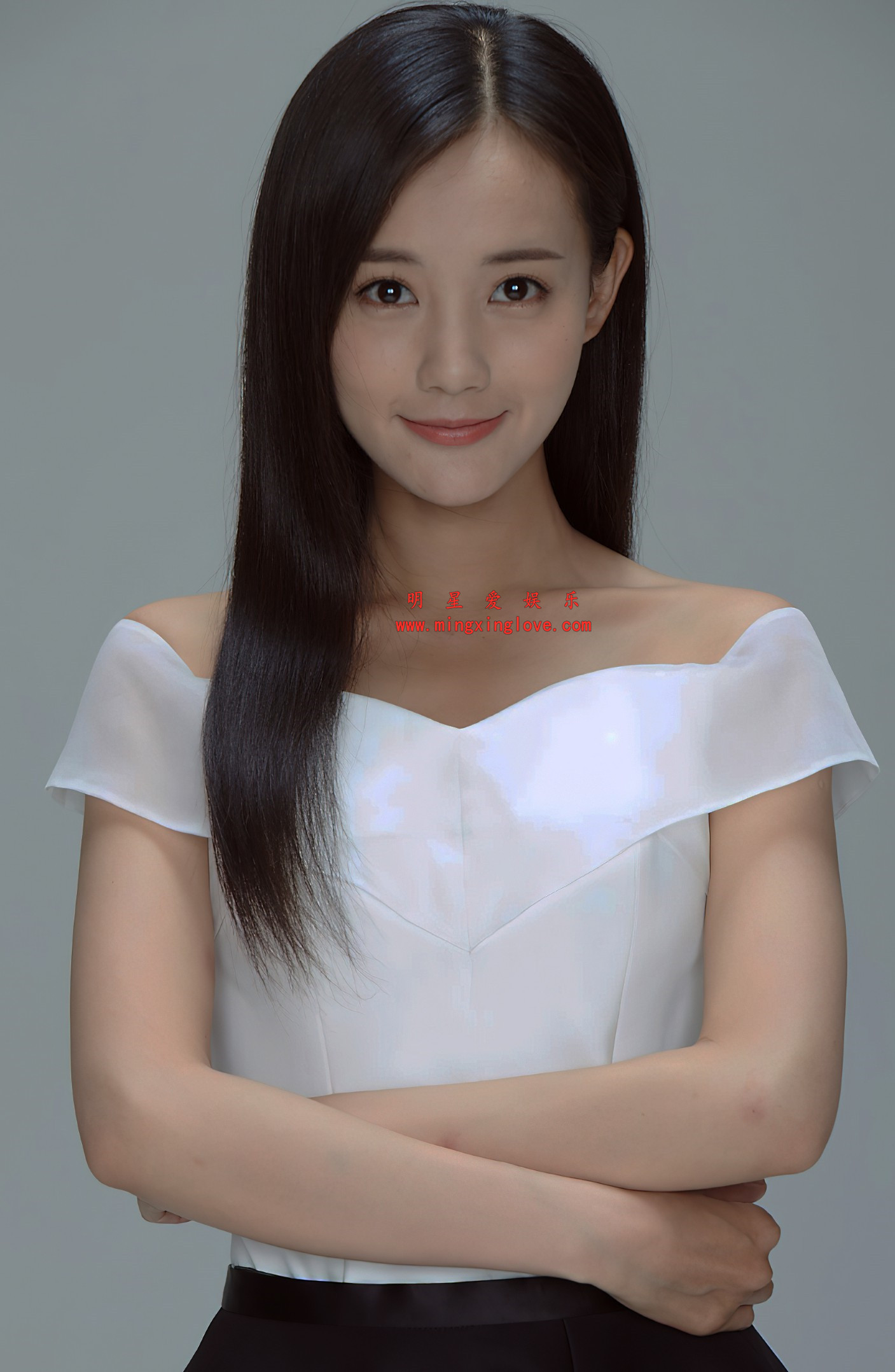 李一桐拍摄写真花絮照片，性感露肩裙，高清4K分辨率原图无修生图下载（至尊）-明星爱娱乐