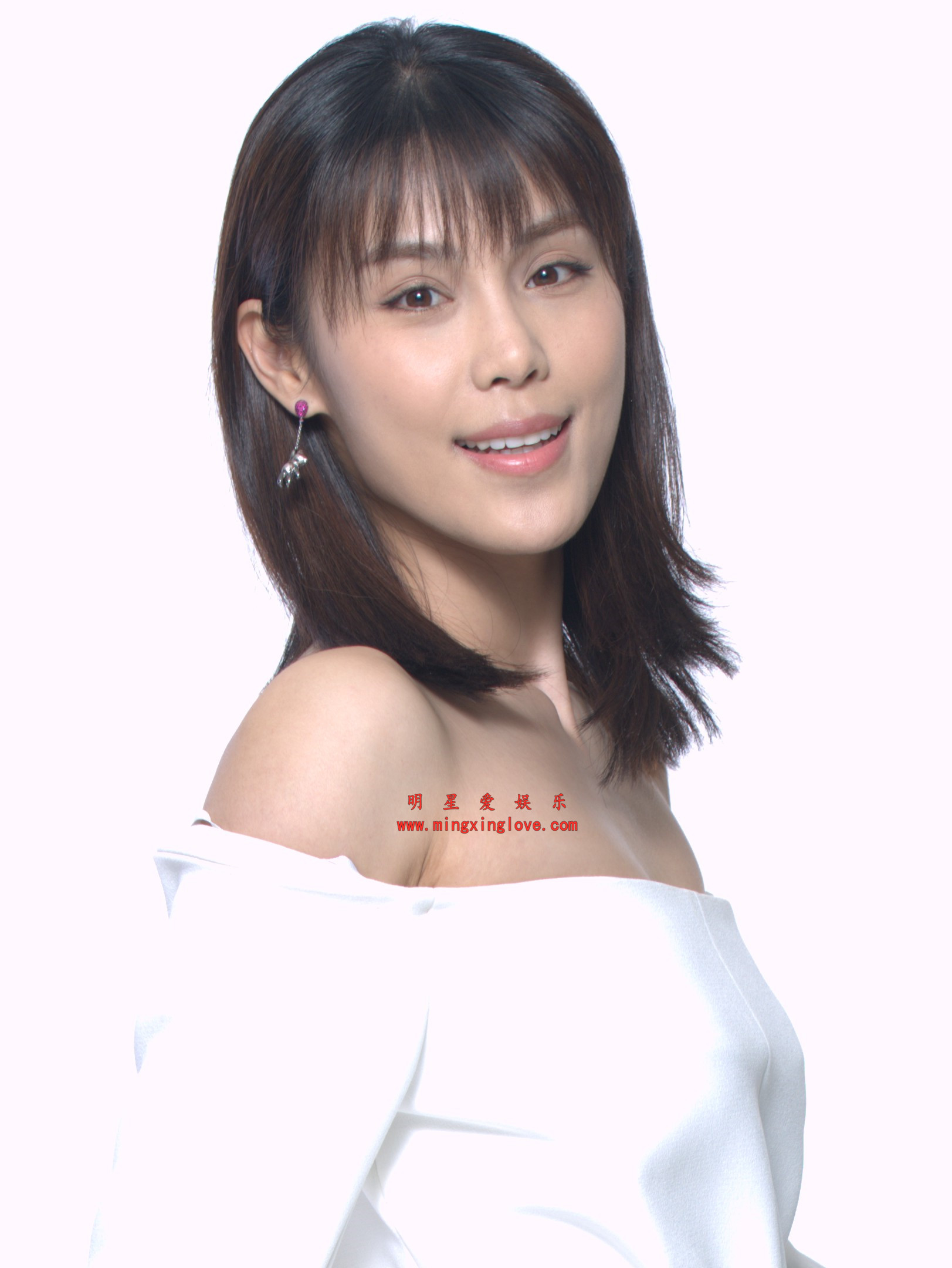 韩丹彤某综艺节目定妆照拍摄花絮照片,性感露肩开叉裙、美腿光脚,放大可看清肌肤纹理,高清4K分辨率原图无修生图下载(至尊)-明星爱娱乐