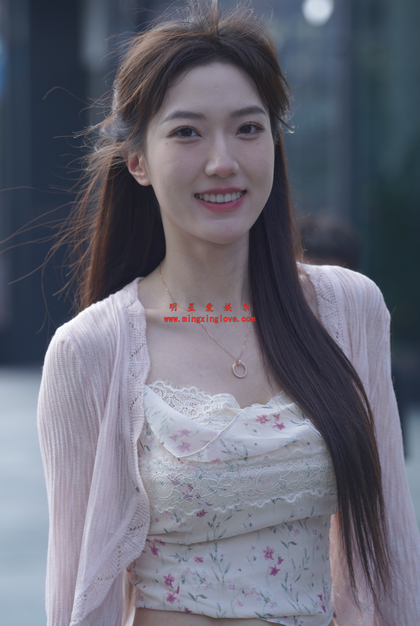 【网大系列】抖音网红诗恩恩街拍花絮照片+(抹胸瑜伽裤健身视频),性感抹胸、超短裤露臀,光腿特写,高清8K分辨率原图无修生图下载-明星爱娱乐