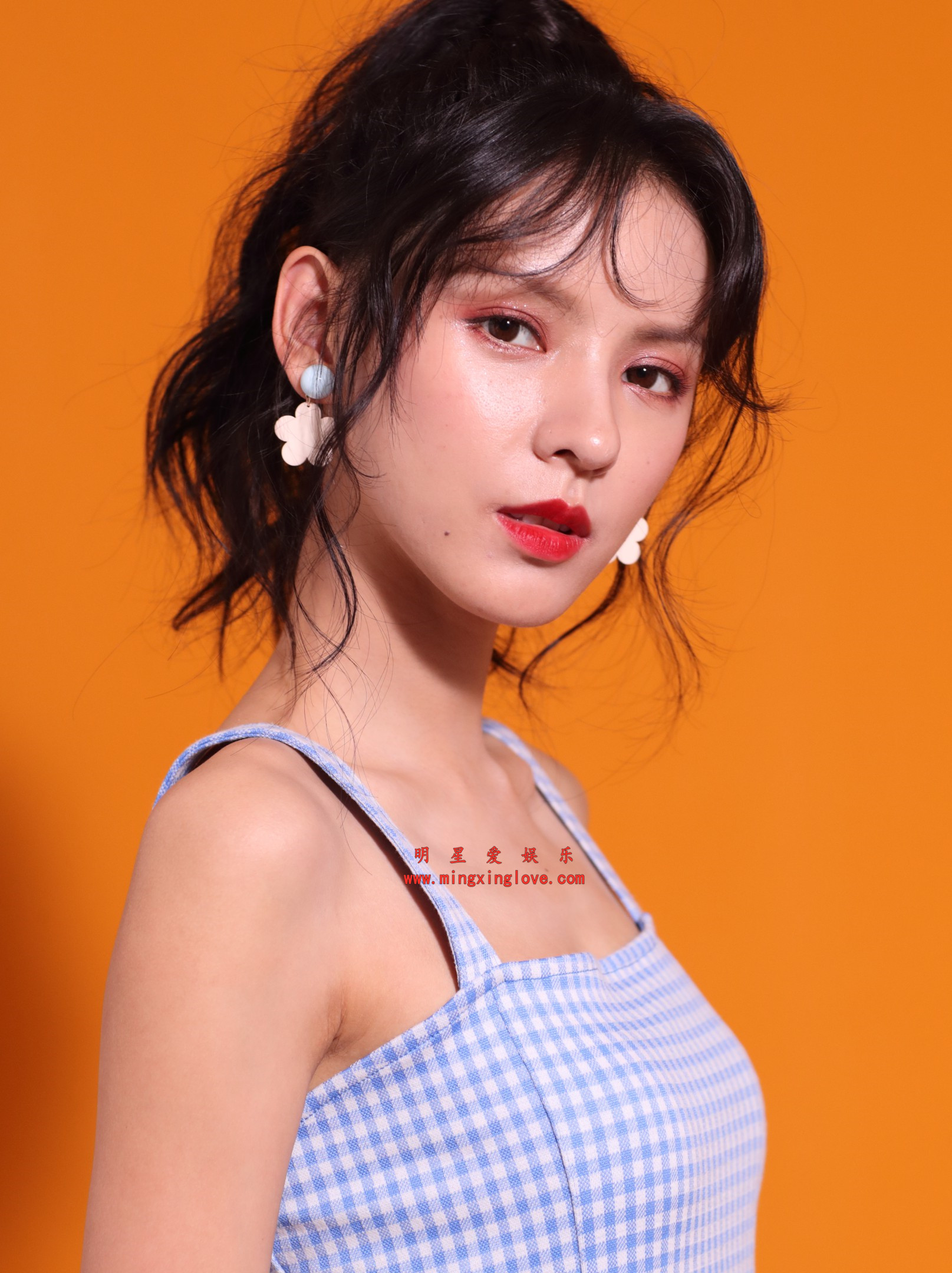 张予曦写真拍摄花絮照片,性感吊带露胸、短裙美腿,放大可看清肌肤纹理,高清4K分辨率原图无修生图下载(至尊)-明星爱娱乐