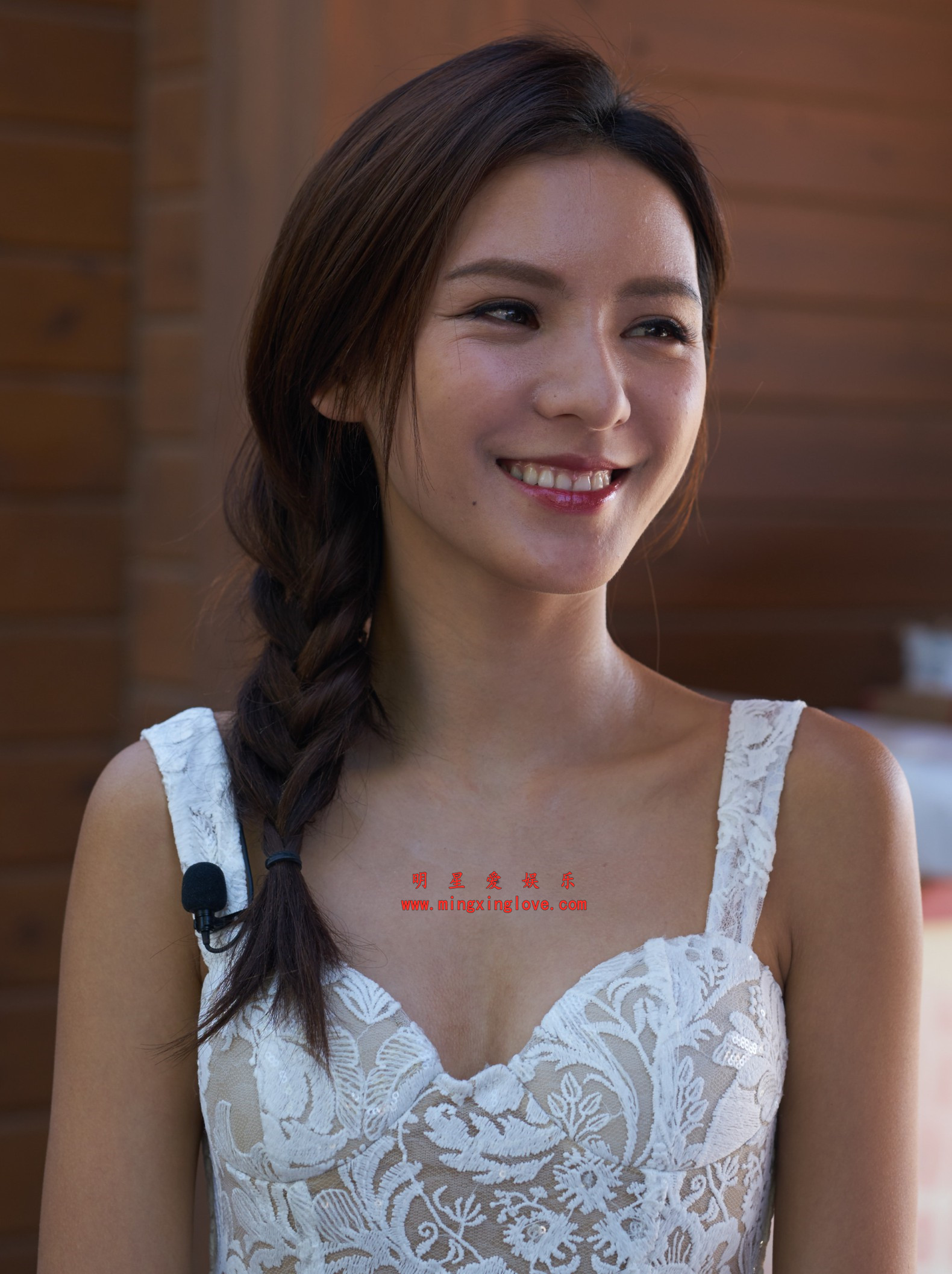 张予曦写真拍摄花絮照片,性感吊带露胸、美腿光脚,放大可看清肌肤纹理,高清4K分辨率原图无修生图下载(至尊)-明星爱娱乐