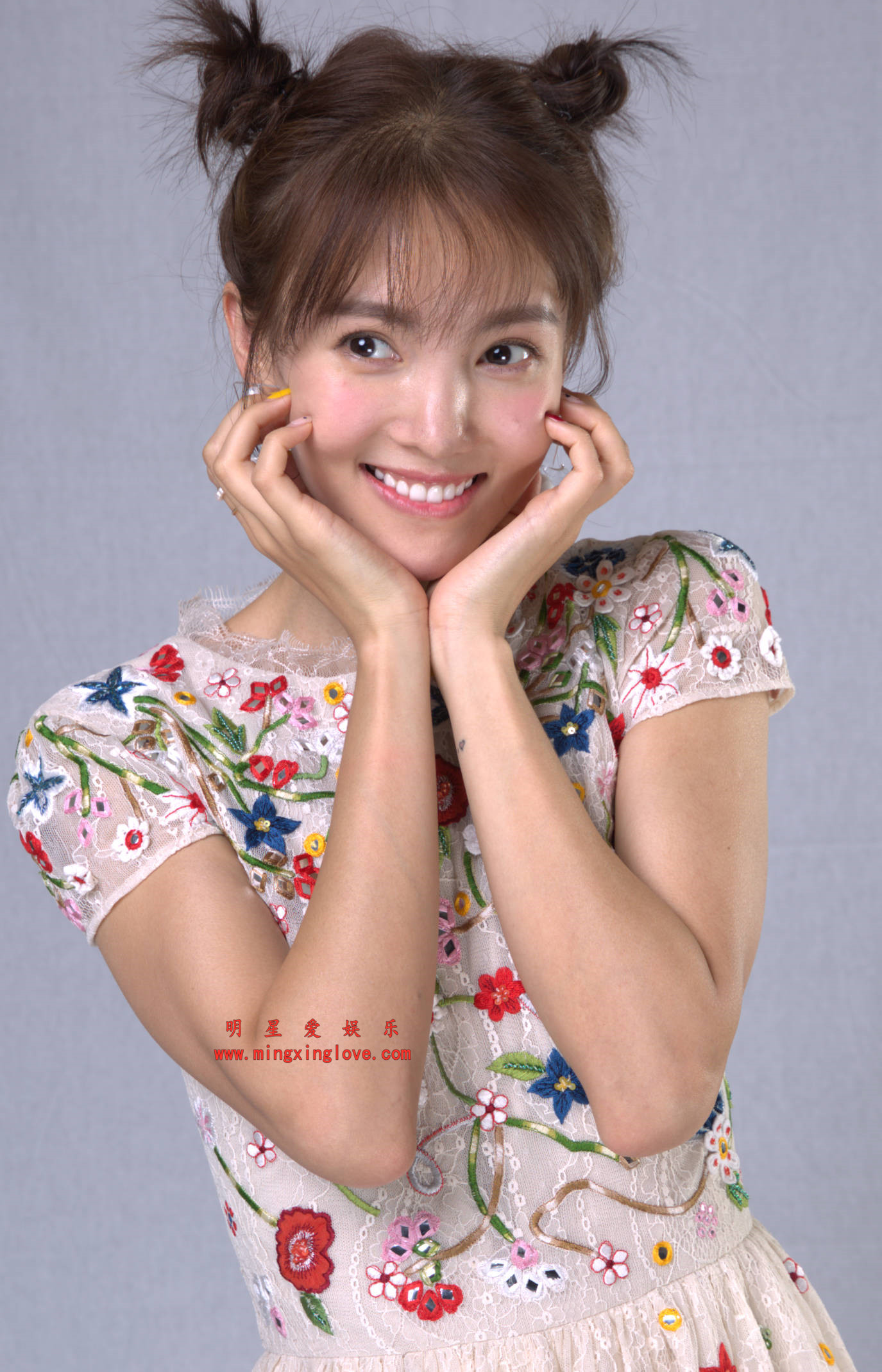 金晨拍摄写真花絮照片,性感露肩、短裙美腿,光脚高跟,单张30M左右,高清4K分辨率原图无修生图下载(至尊)-明星爱娱乐