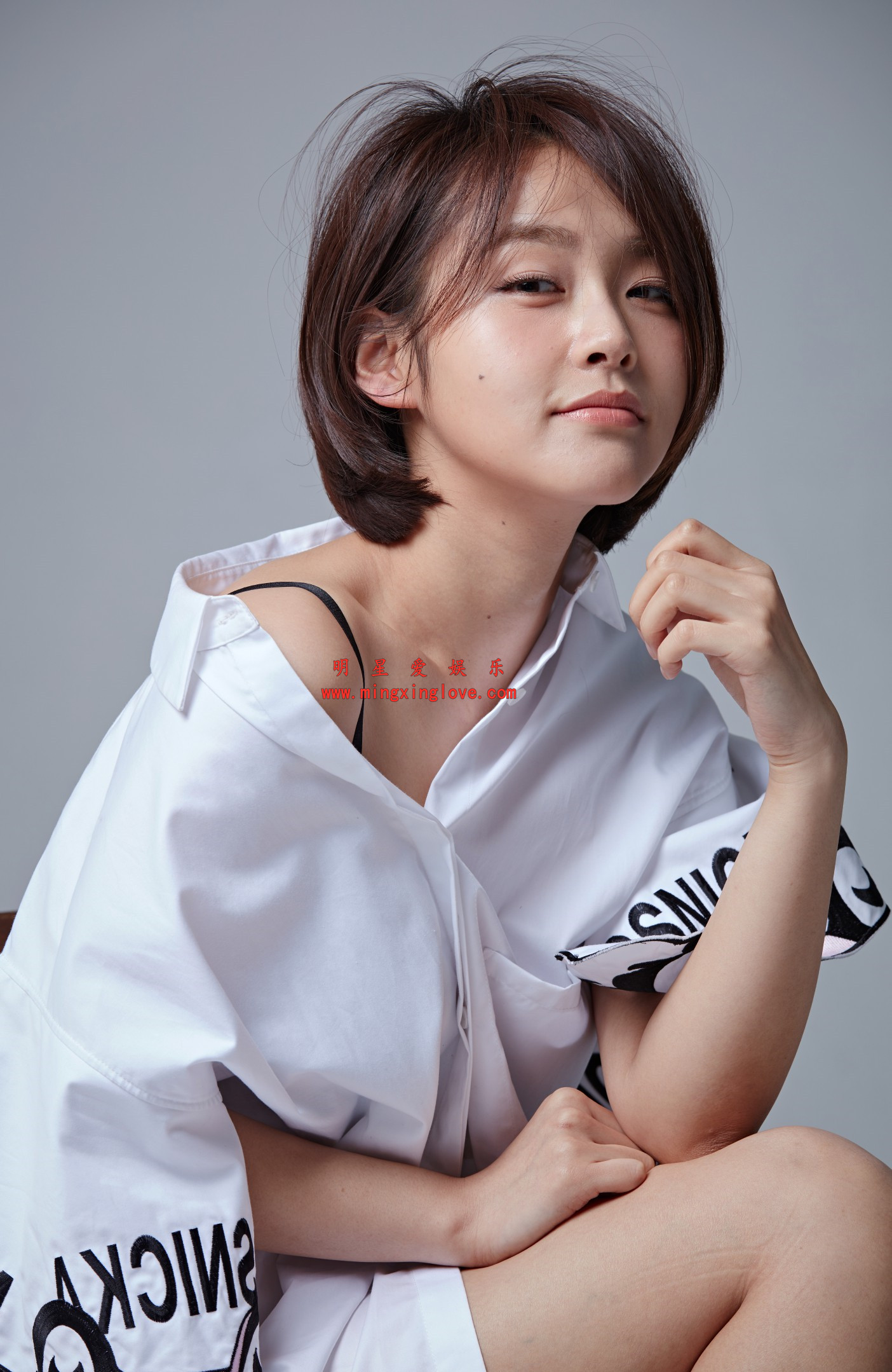张佳宁写真拍摄花絮照片，性感抹胸、短裙美腿等造型，放大可看清肌肤纹理，高清8K分辨率原图无修生图下载（至尊）-明星爱娱乐