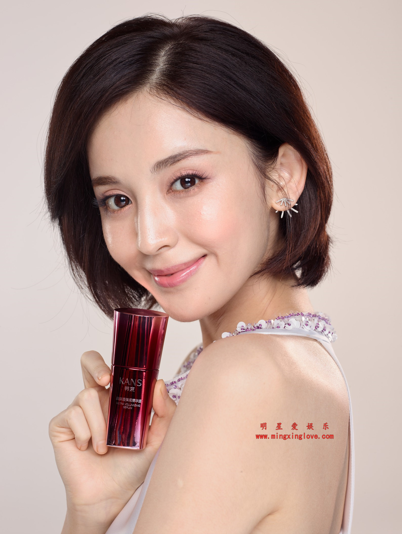 古力娜扎韩束广告写真拍摄花絮照片，性感吊带、紧身牛仔裤造型，单张30M+,放大可看清肌肤绒毛，高清8K分辨率原图无修生图下载（至尊）-明星爱娱乐