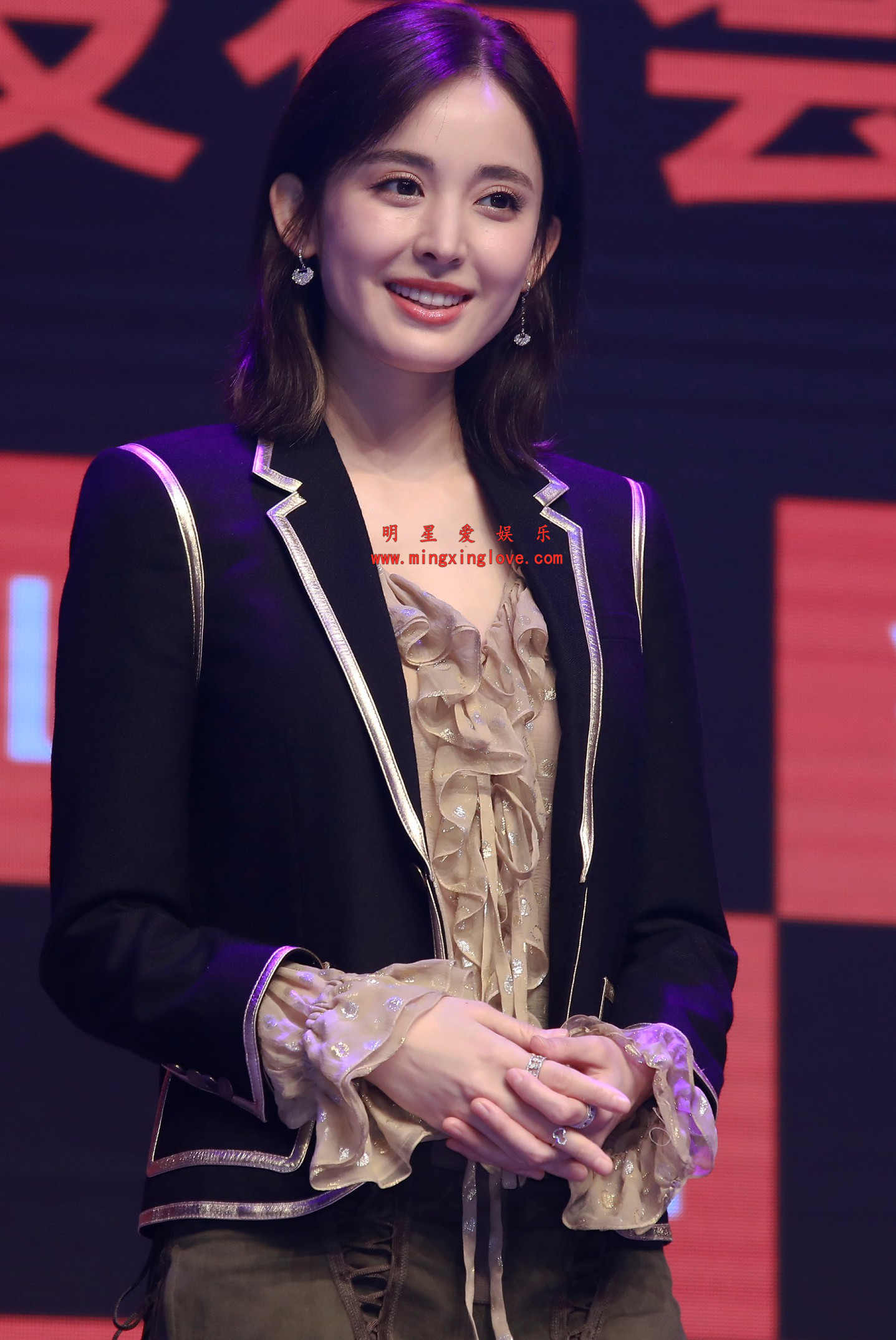 古力娜扎某品牌发布会现场花絮照片，性感短裤美腿、光脚，高清4K分辨率原图无修生图下载（至尊）-明星爱娱乐