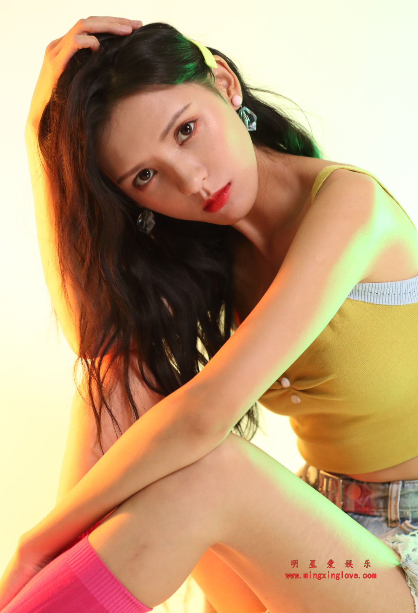 张予曦某化妆品定妆照拍摄花絮照片，性感吊带露胸、超短牛仔美腿，放大可看清肌肤纹理，高清4K分辨率原图无修生图下载（至尊）-明星爱娱乐