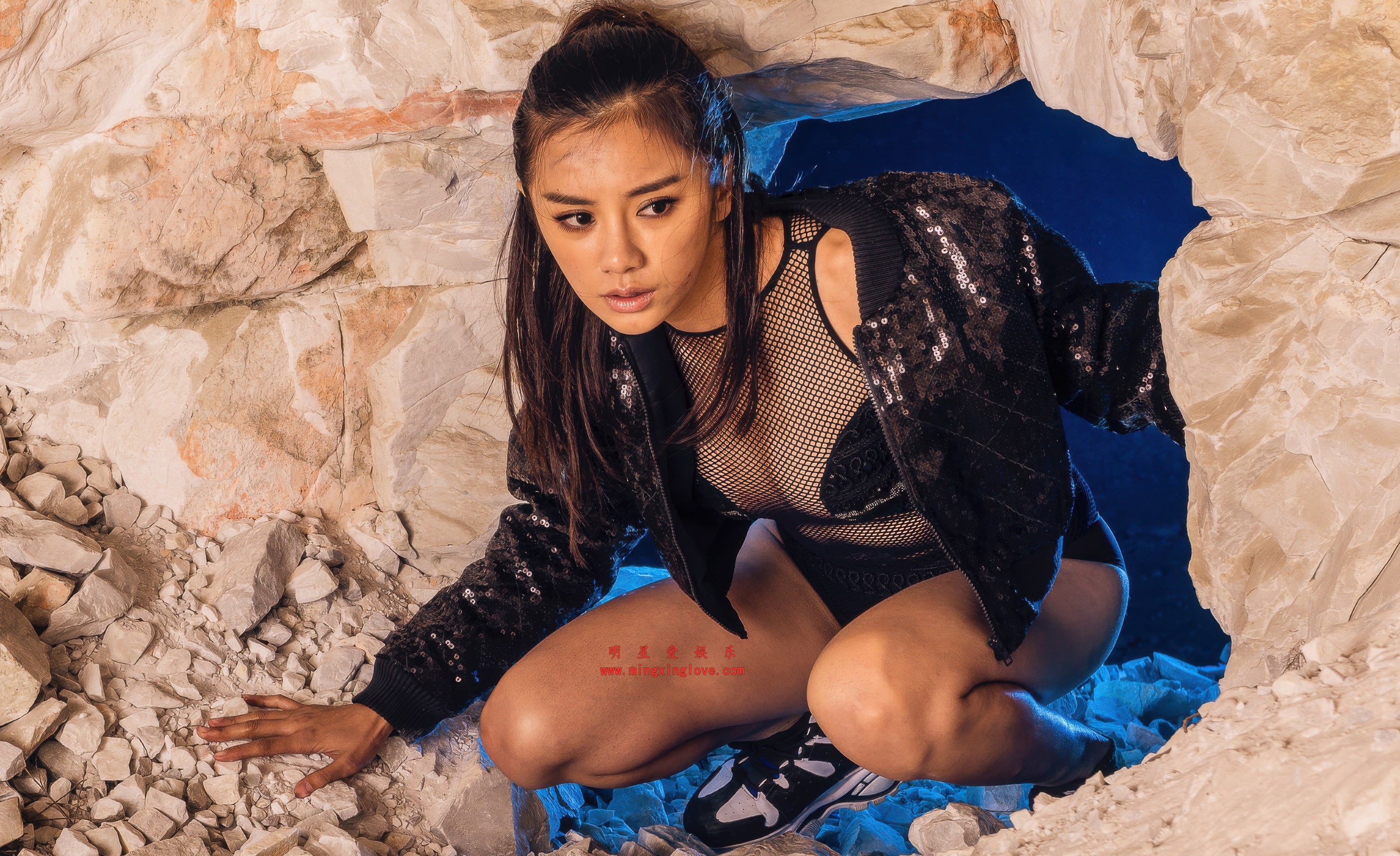 伊一《男人装》拍摄花絮照片,性感爆乳内衣、超短裤美腿、黑丝造型,放大可看清肌肤纹理,高清4K分辨率原图无修生图下载(至尊)-明星爱娱乐