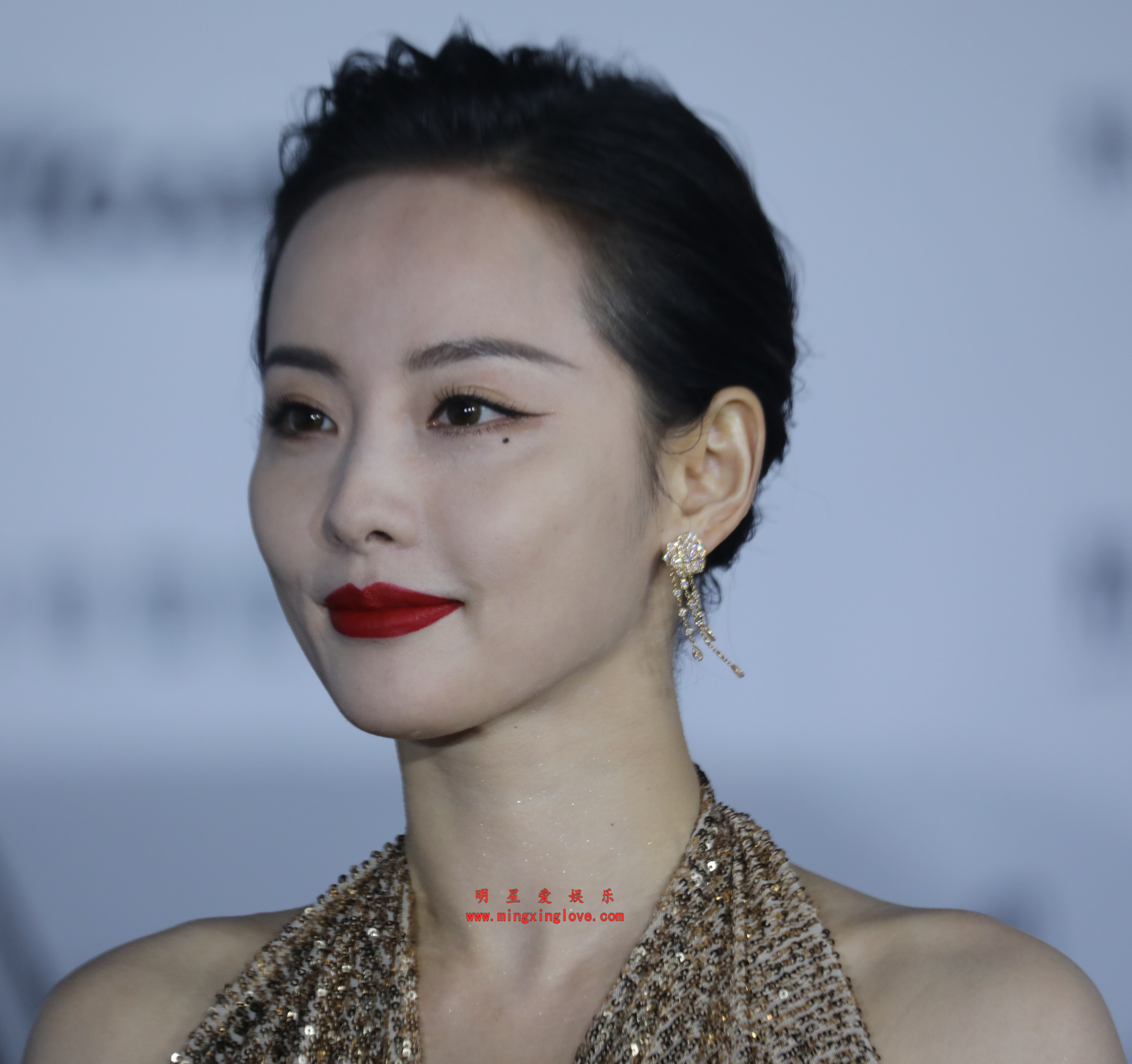 张嘉倪费加罗风尚盛典红毯拍摄花絮照片,大尺度深V露胸露背礼服、光脚特写,高清4K分辨率原图无修生图下载(至尊)-明星爱娱乐