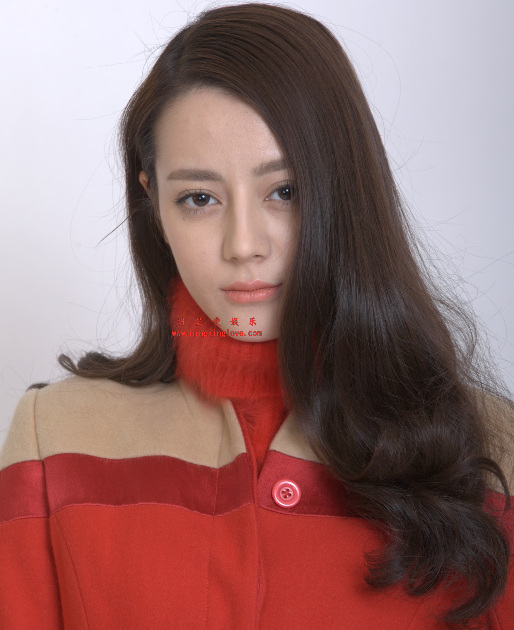 迪丽热巴某电影角色定妆照拍摄花絮照片,性感露背、美腿光脚等剧中造型,放大可看清肌肤纹理,高清4K分辨率原图无修生图下载(至尊)-明星爱娱乐