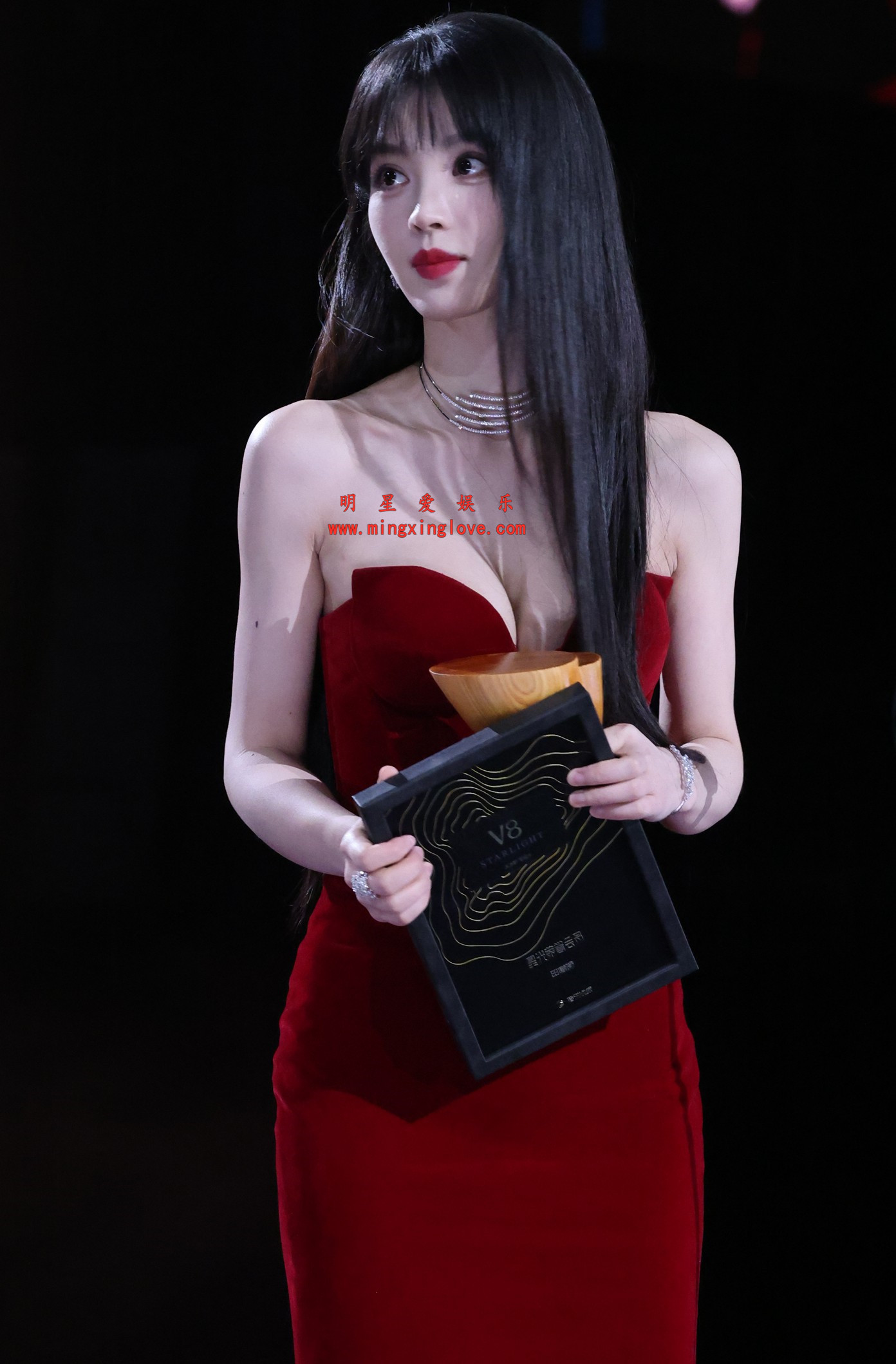 田曦薇腾讯视频星光大赏领奖内场花絮照片,大尺度爆乳深V露胸礼服,高清4K分辨率原图无修生图下载(至尊)-明星爱娱乐