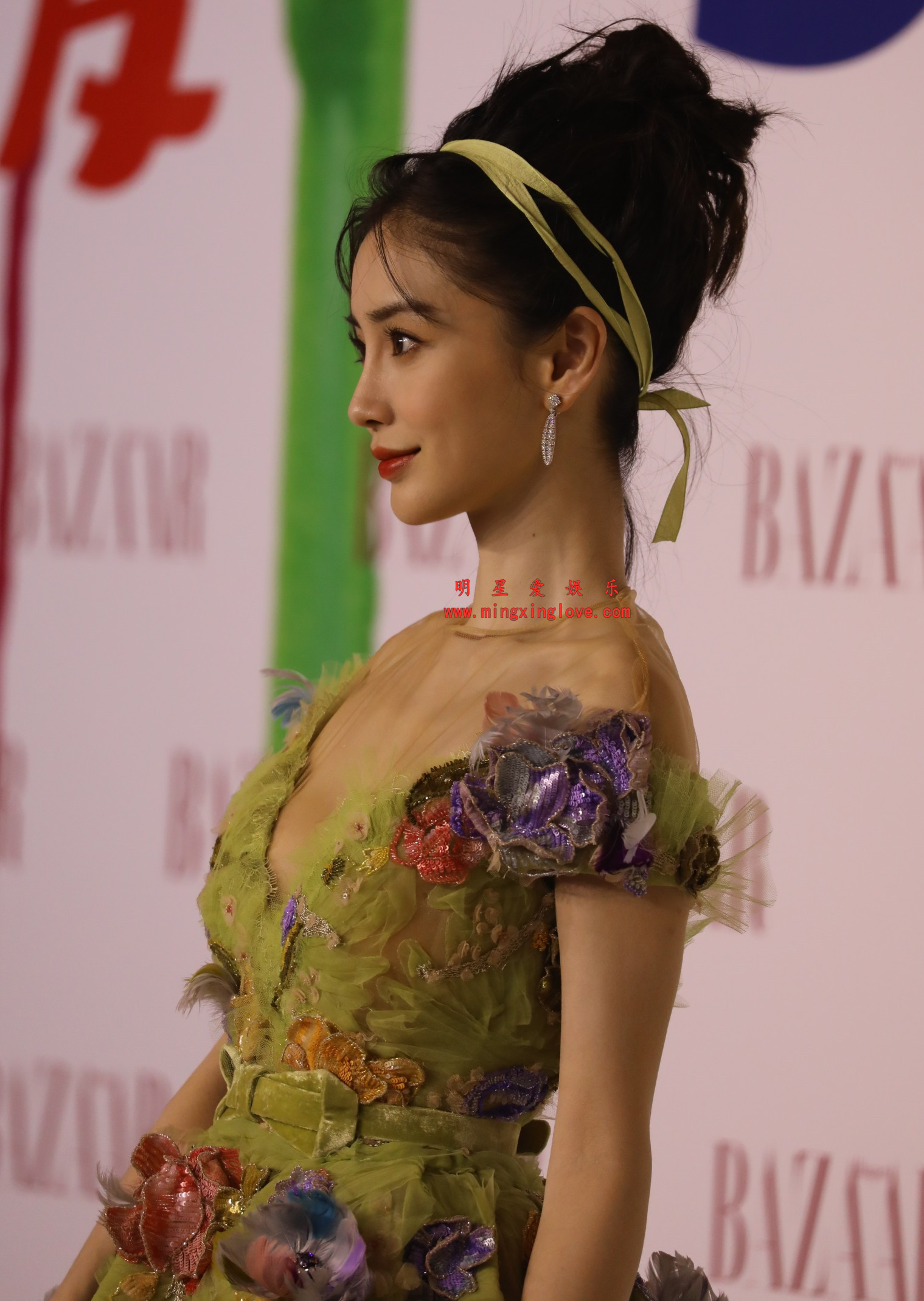 Angelababy某活动红毯拍摄花絮照片,性感薄纱露胸裙,高清4K分辨率原图无修生图下载(至尊)-明星爱娱乐