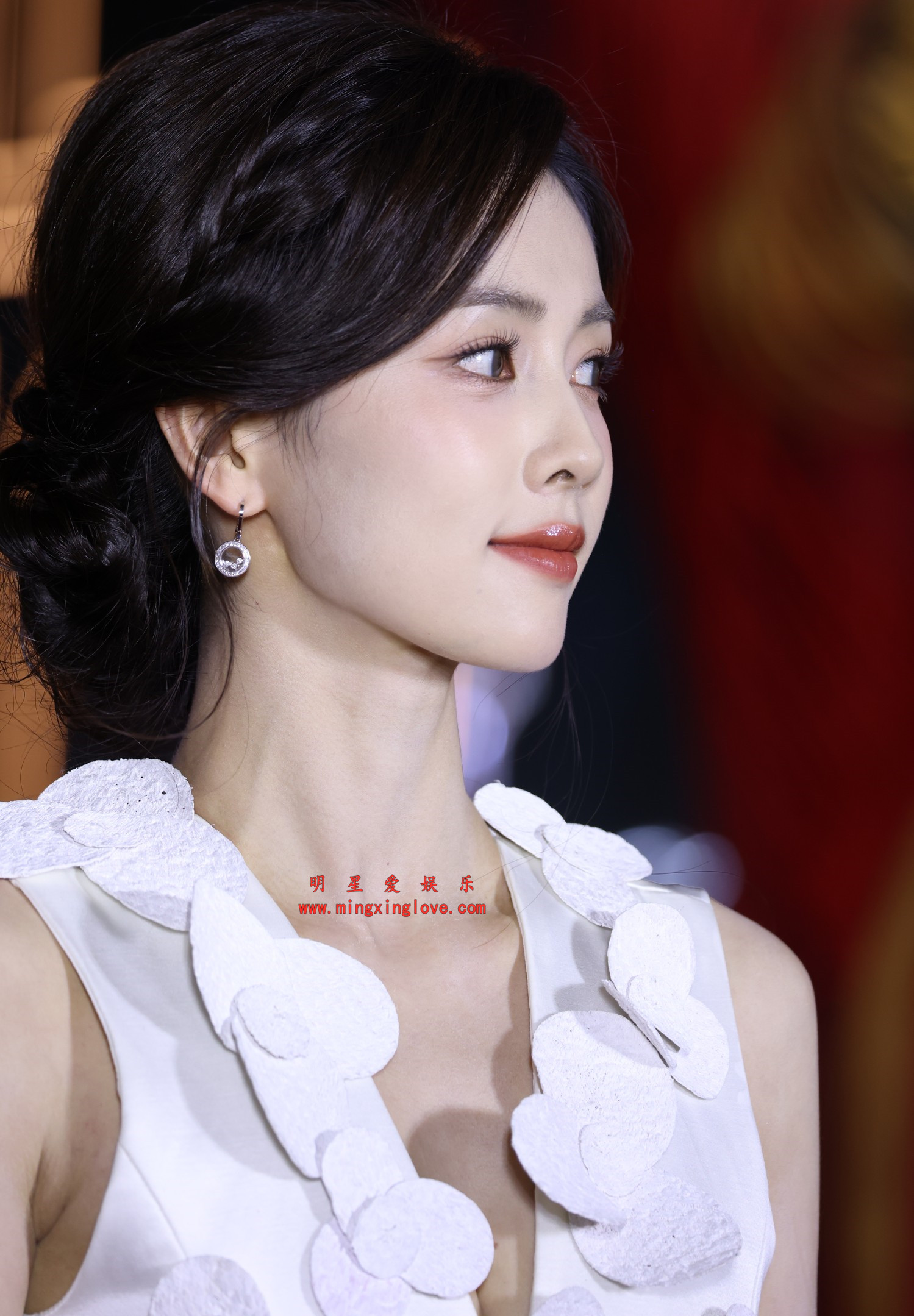 白鹿某活动现场花絮照片，性感吊带露胸裙美腿，光脚特写，放大可看清肌肤纹理，高清8K分辨率原图无修生图下载（至尊）-明星爱娱乐