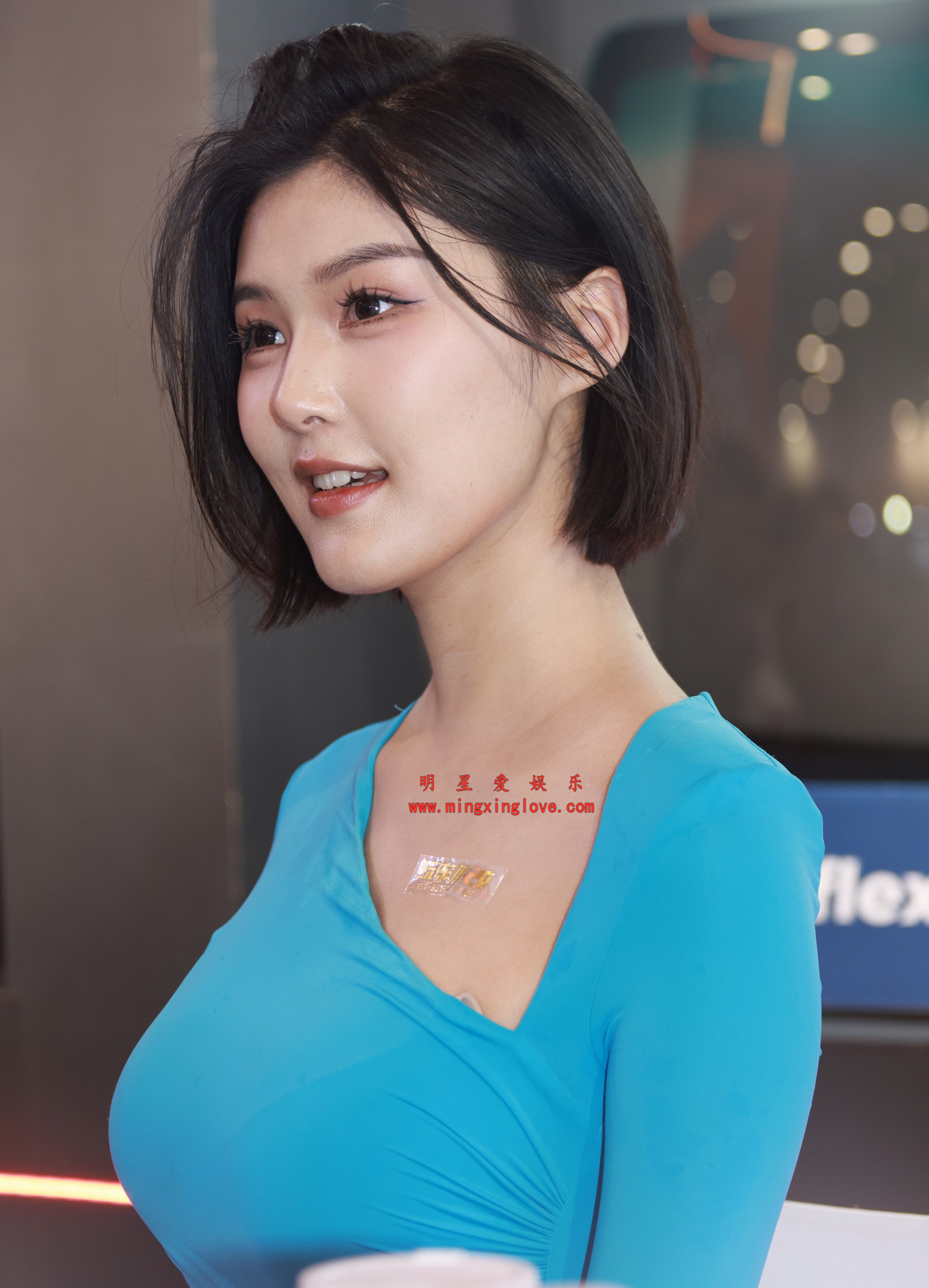 【车模街拍系列】百万粉丝网红车模程儿车展花絮照片,性感超短裙、美腿特写,放大可看清肌肤纹理,高清8K分辨率原图无修生图下载(至尊)-明星爱娱乐