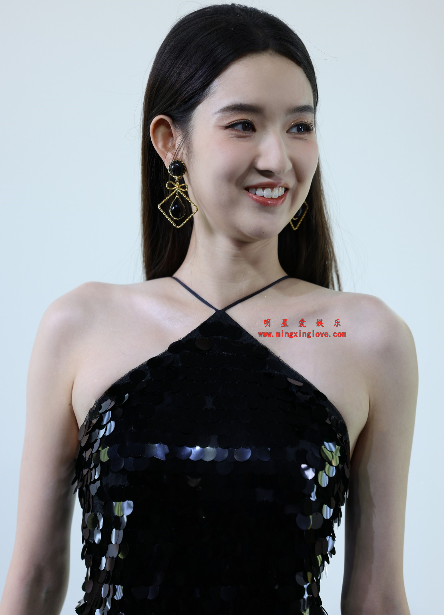 王玉雯THE WHOO化妆品活动花絮照片，性感吊带露背开叉裙，光脚特写，放大可看清肌肤纹理，高清4K分辨率原图无修生图下载（至尊）-明星爱娱乐