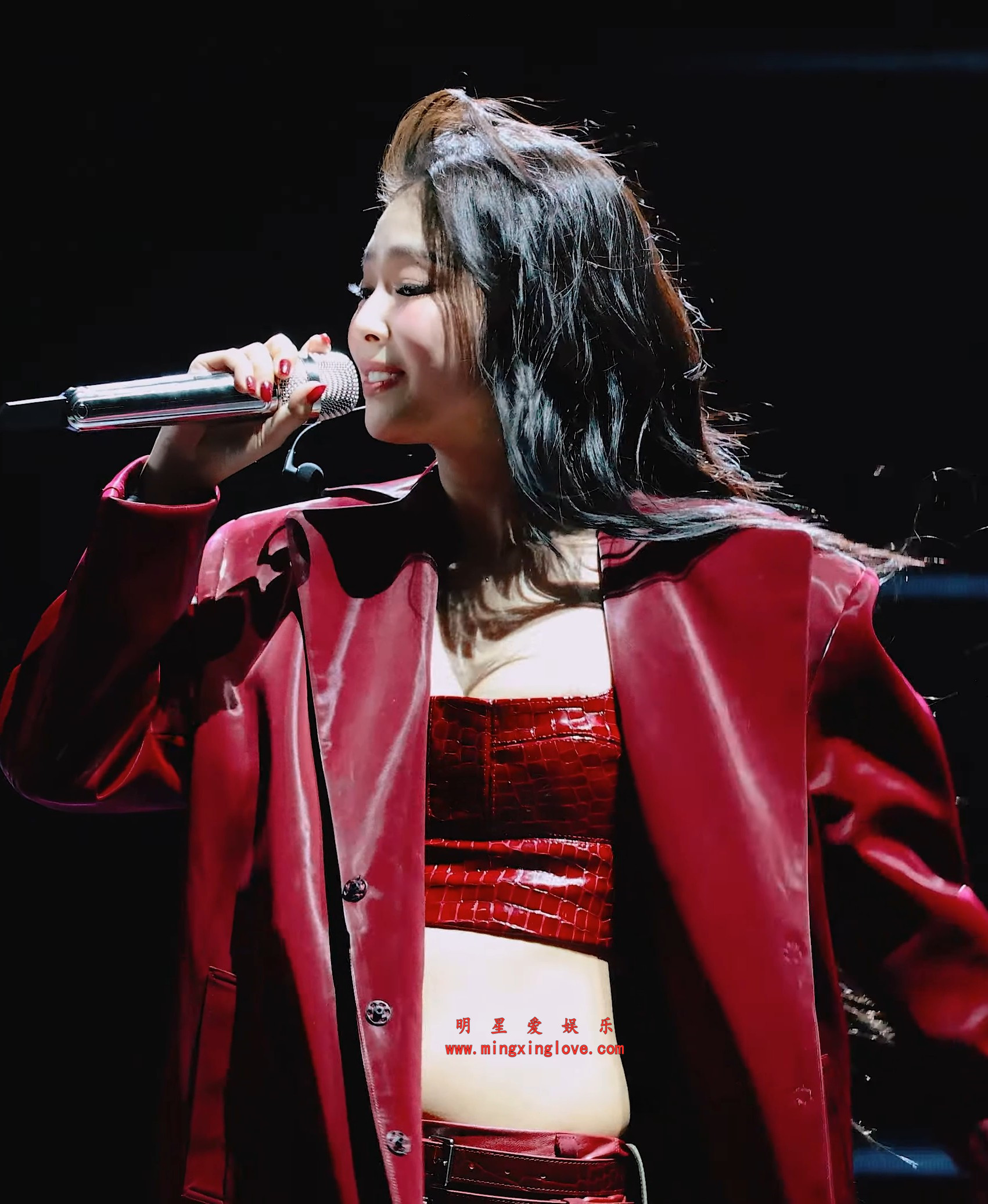 【视频系列】BLACKPINK组合Jennie美国音乐节舞台现场直拍视频，性感露胸、超短裤美腿，近距离拍摄，高清4K60fps分辨率原视频下载（至尊）-明星爱娱乐