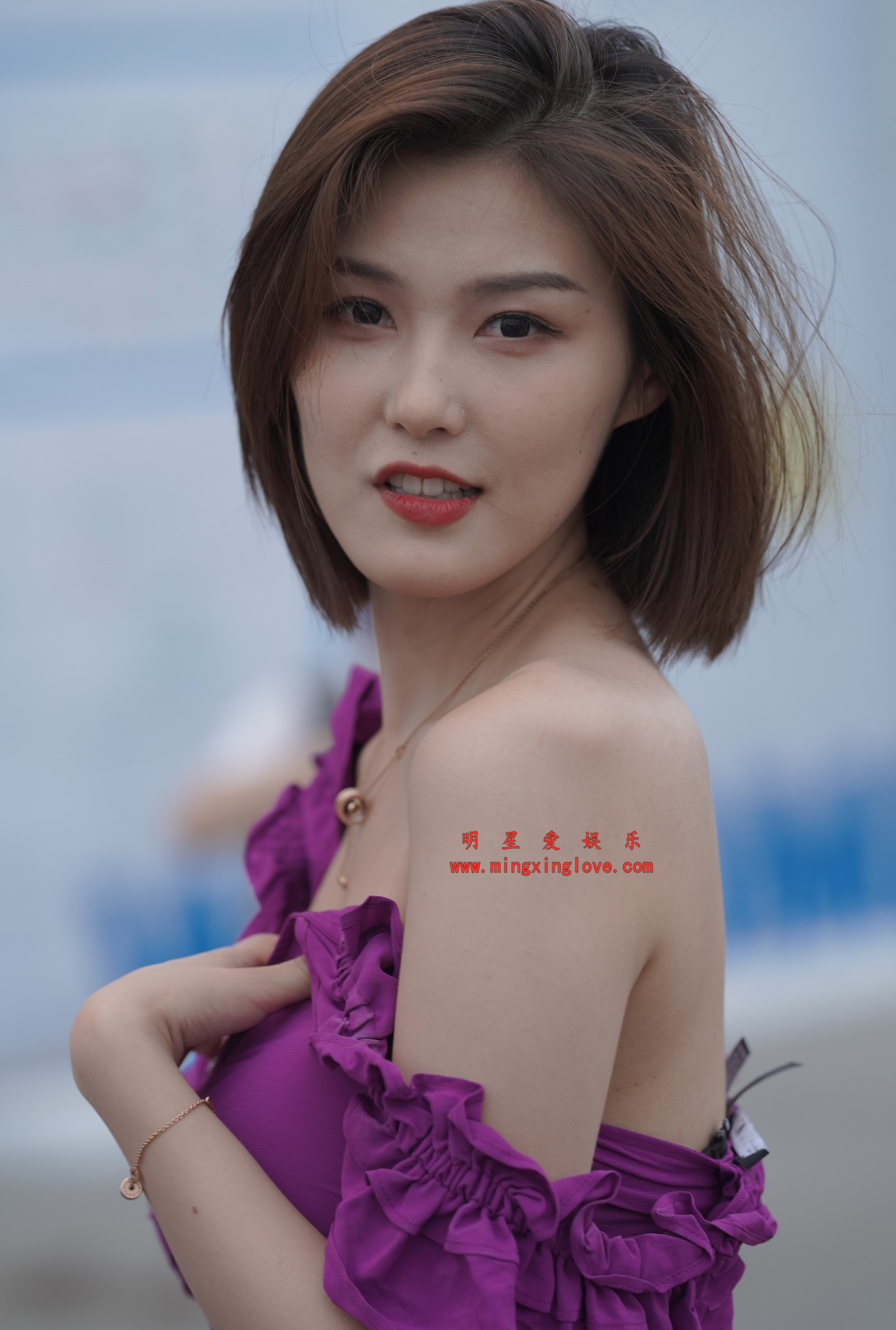 【车模街拍系列】百万粉丝网红车模程儿街拍花絮照片，性感露胸露背短裙、美腿光脚，放大可看清肌肤纹理，高清8K分辨率原图无修生图下载（至尊）-明星爱娱乐