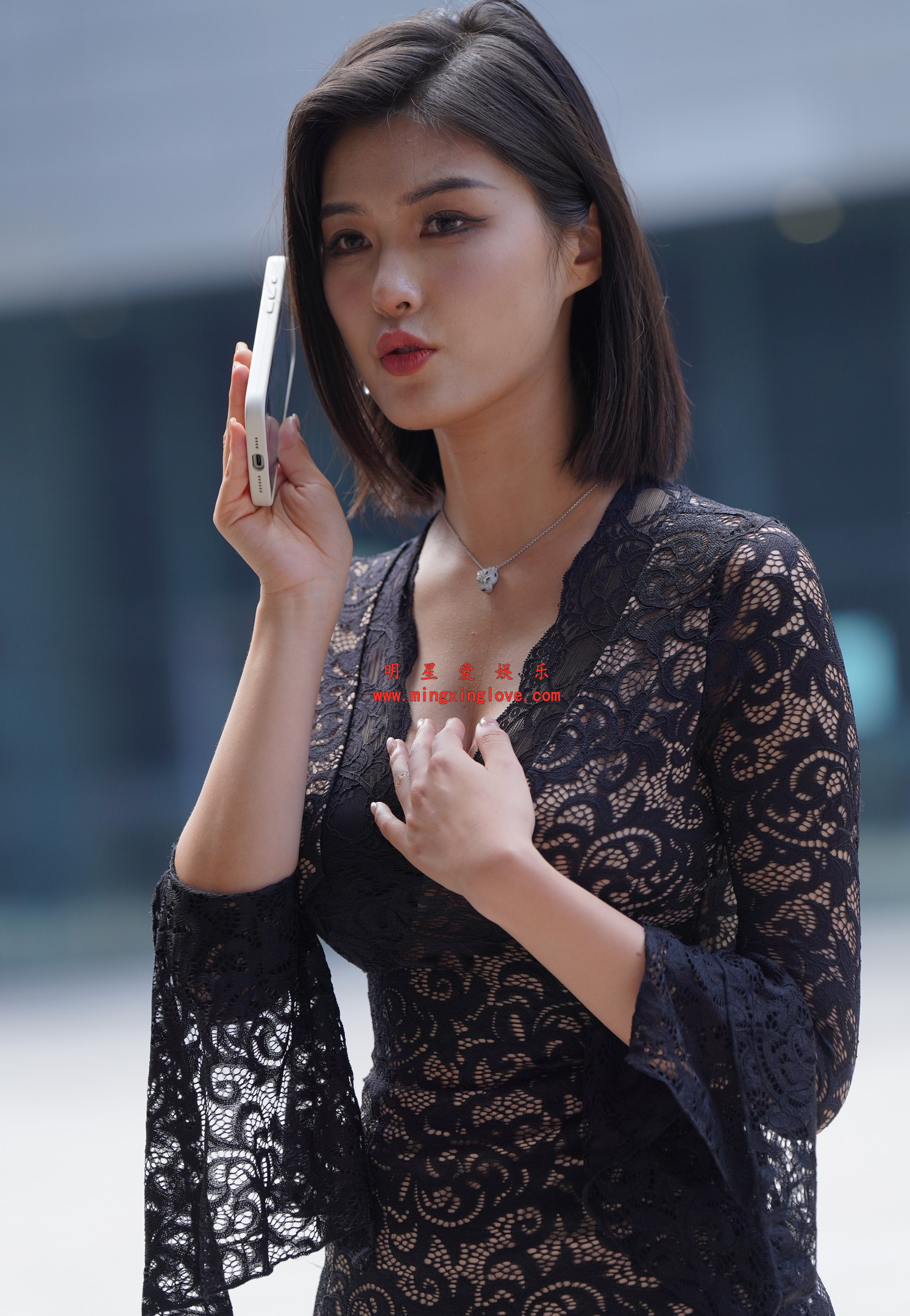 【车模街拍系列】百万粉丝网红车模程儿街拍花絮照片,性感透视爆乳紧身、光脚特写,放大可看清肌肤纹理,高清8K分辨率原图无修生图下载(至尊)-明星爱娱乐