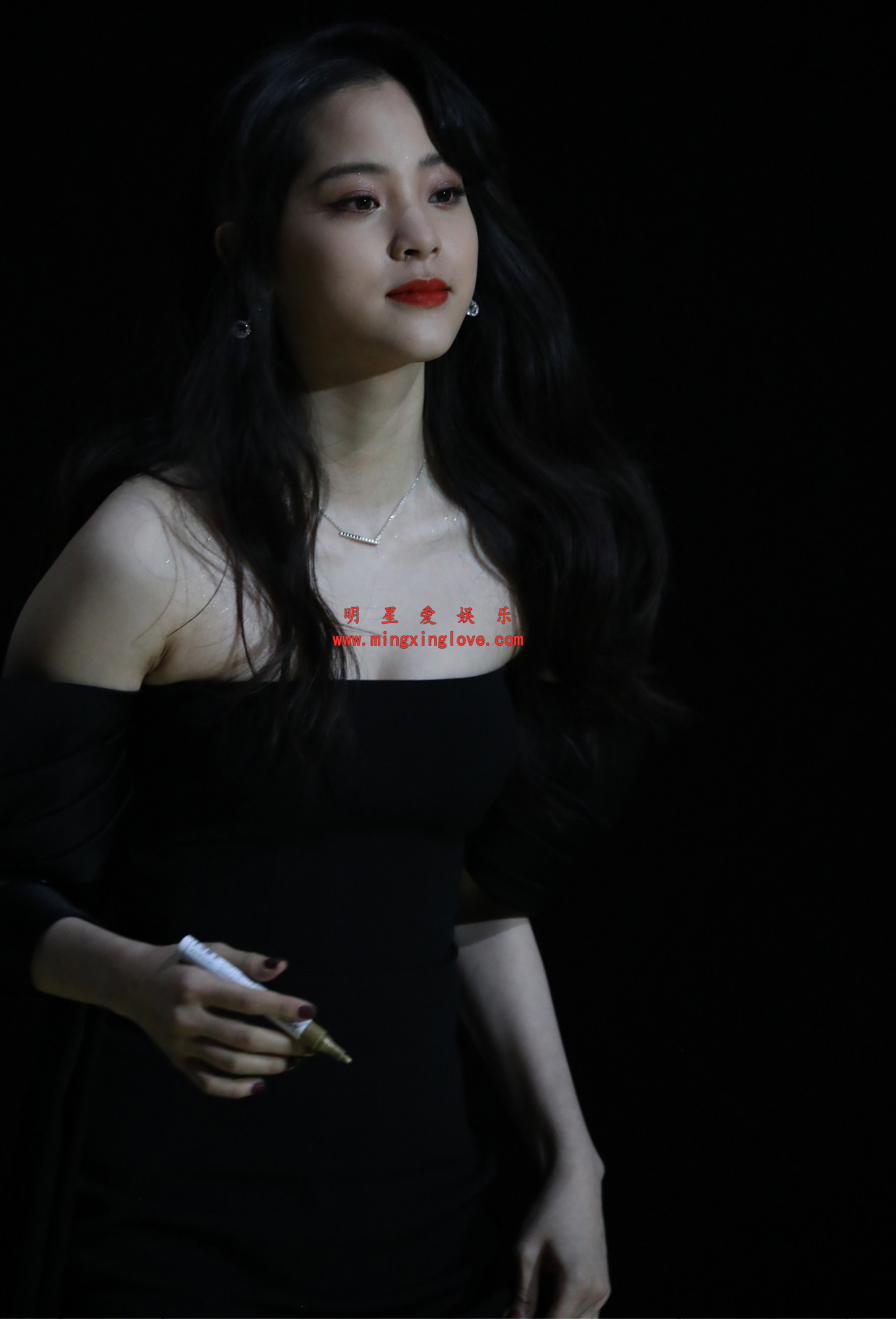 欧阳娜娜爱奇艺尖叫之夜红毯花絮照片,性感抹胸露背礼服,高清4K分辨率原图无修生图下载(至尊)-明星爱娱乐