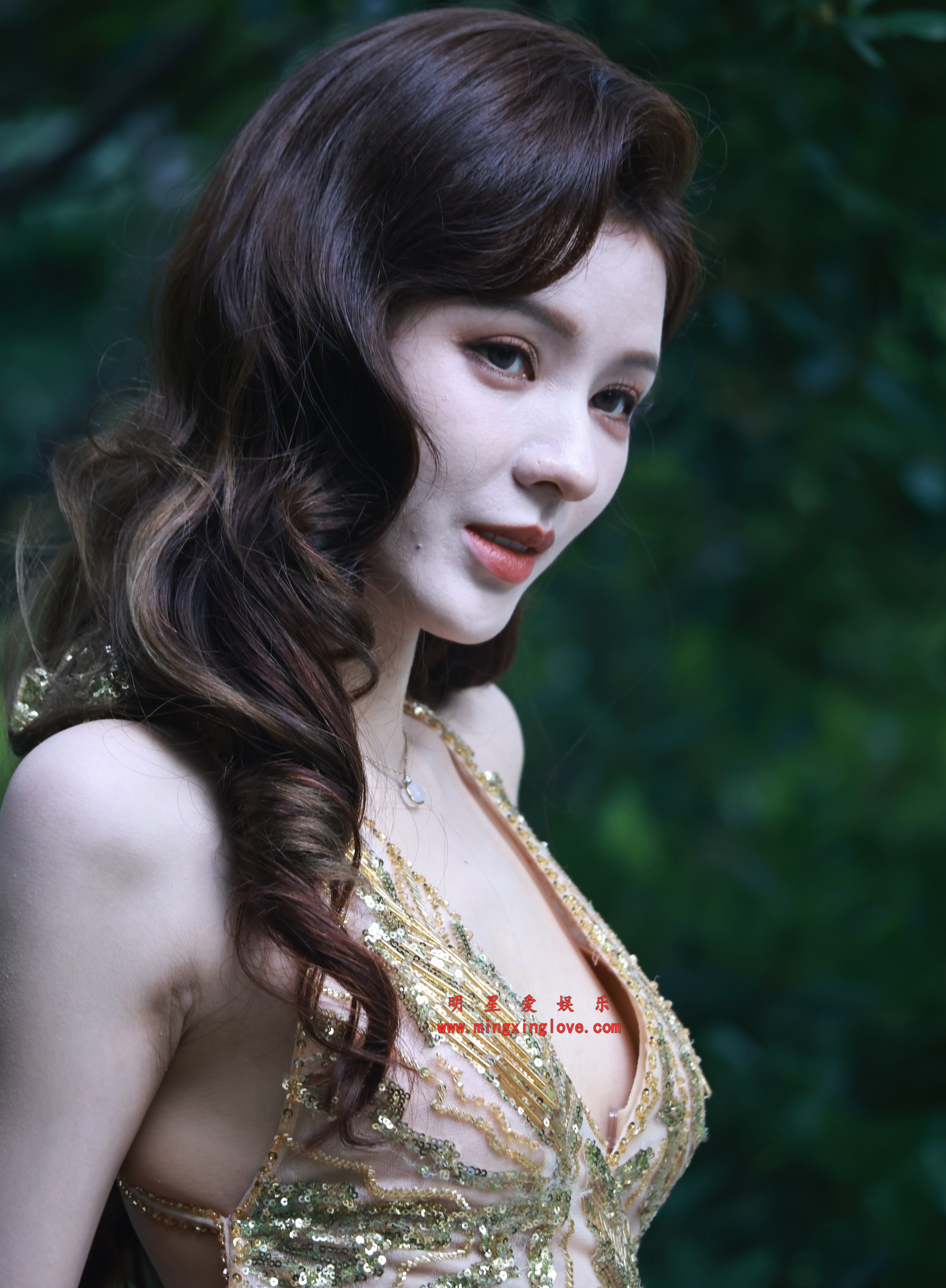 张予曦费加罗外拍写真花絮照片,大尺度深V露胸露背礼服,光脚特写,放大可看清肌肤纹理,高清8K分辨率原图无修生图下载(至尊)-明星爱娱乐