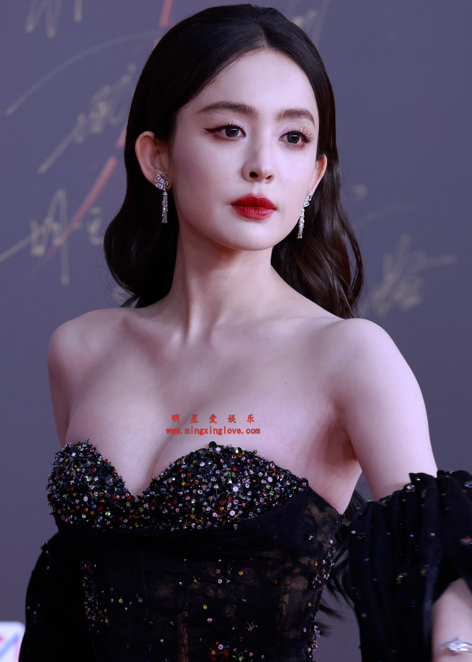 古力娜扎微博视界大会红毯拍摄花絮照片,大尺度爆乳露胸礼服,放大可看清肌肤纹理,高清8K分辨率原图无修生图下载(至尊)-明星爱娱乐