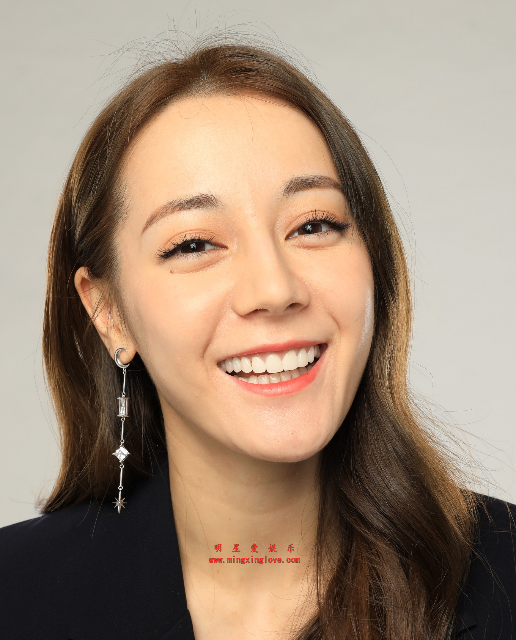 迪丽热巴某综艺定妆照拍摄花絮照片,光脚高跟、面部高清特写,放大可看清肌肤纹理,高清4K分辨率原图无修生图下载(至尊)-明星爱娱乐