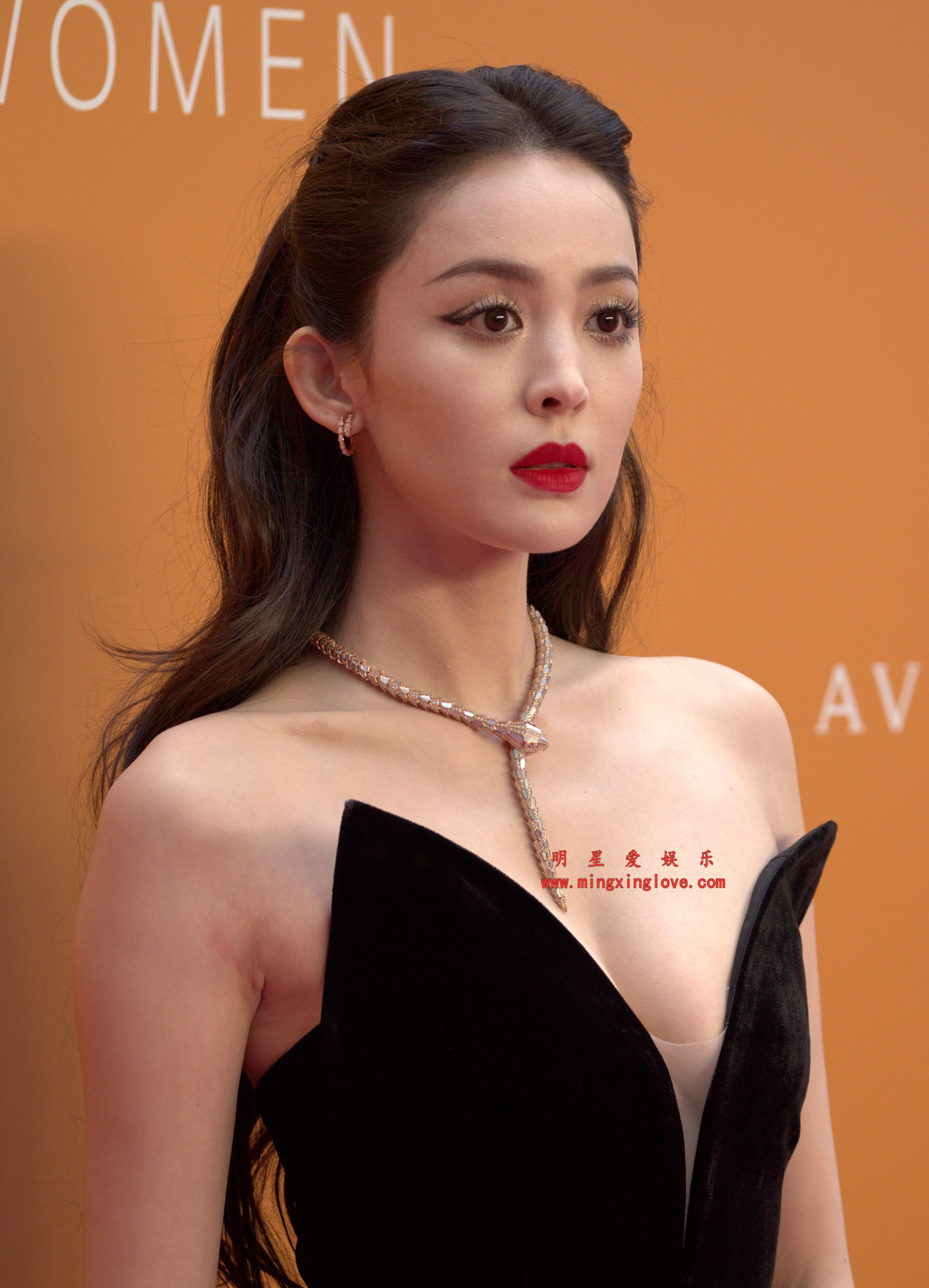 古力娜扎宝格丽活动红毯拍摄花絮照片,大尺度深V爆乳露胸礼服,单张100M左右,放大可看清肌肤纹理,高清8K分辨率原图无修生图下载(至尊)-明星爱娱乐