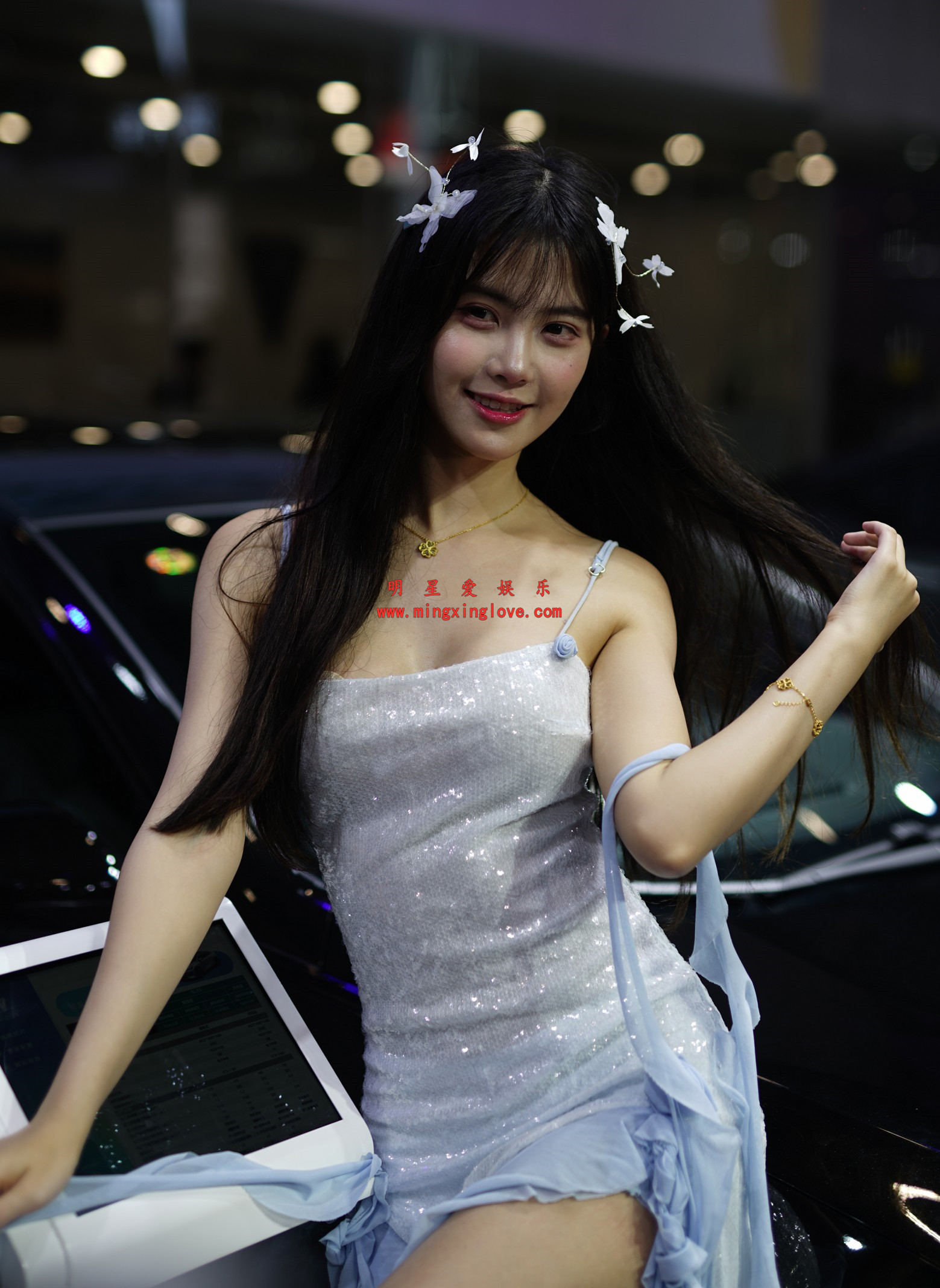 【车模街拍系列】抖音百万粉丝网红车模克罗拉车展拍摄花絮照片,性感吊带露胸开叉裙,高清4K分辨率原图无修生图下载(至尊)-明星爱娱乐