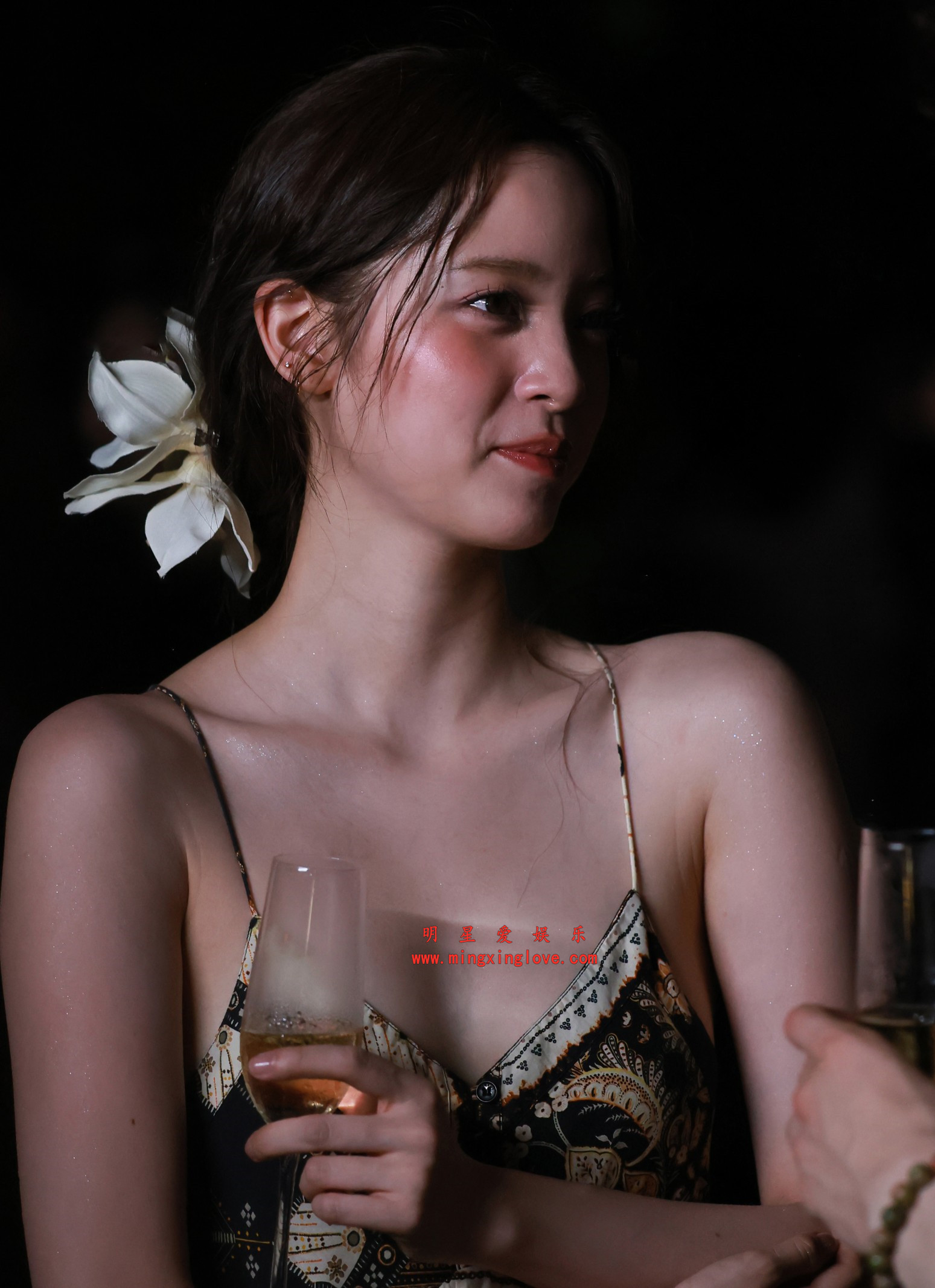 欧阳娜娜vogue潮汐盛典红毯拍摄花絮照片,大尺度深V露胸,放大可看清肌肤纹理,高清4K分辨率原图无修生图下载(至尊)-明星爱娱乐