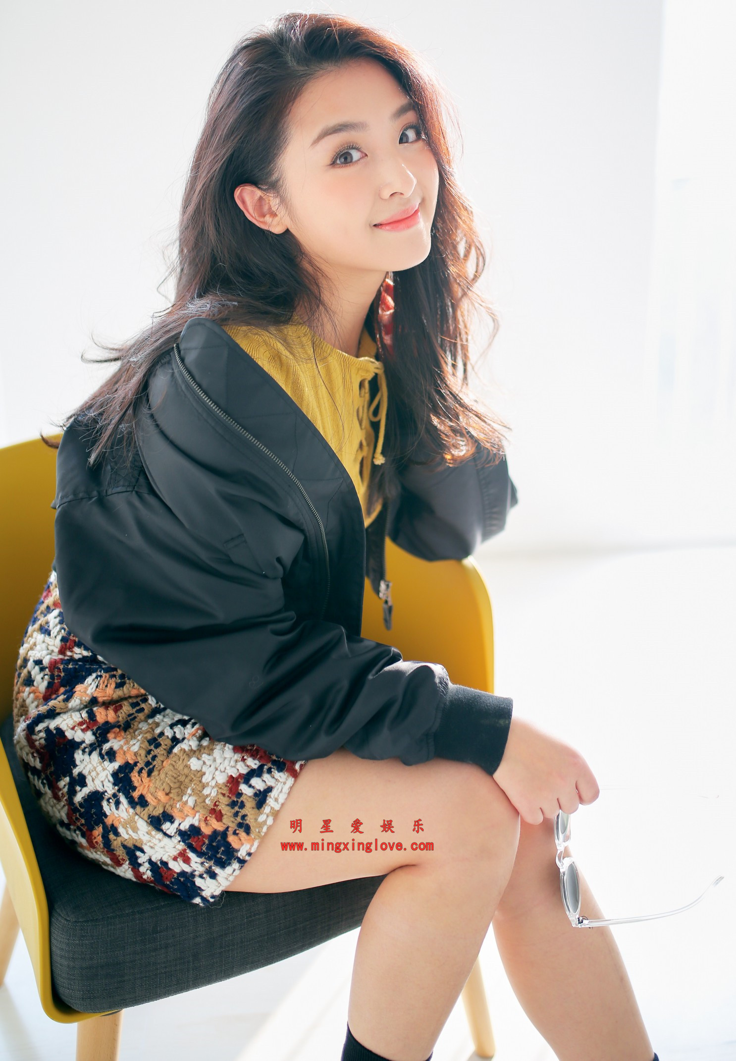 张含韵写真拍摄花絮照片,性感短裙美腿,放大可看清肌肤纹理,高清4K分辨率原图无修生图下载(至尊)-明星爱娱乐