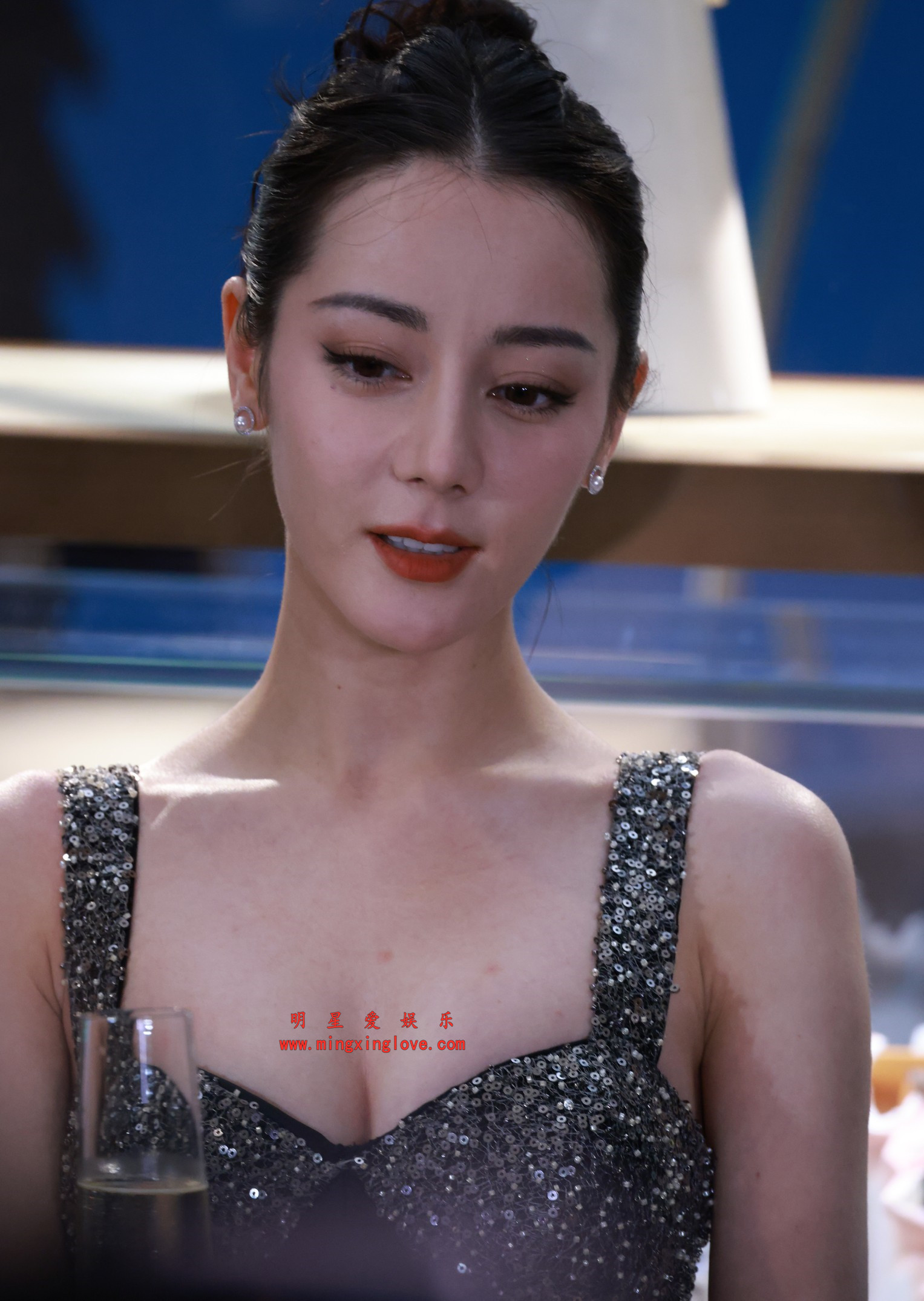 迪丽热巴沛纳海活动花絮照片,性感吊带爆乳露胸,放大可看清肌肤纹理,高清8K分辨率原图无修生图下载(至尊)-明星爱娱乐