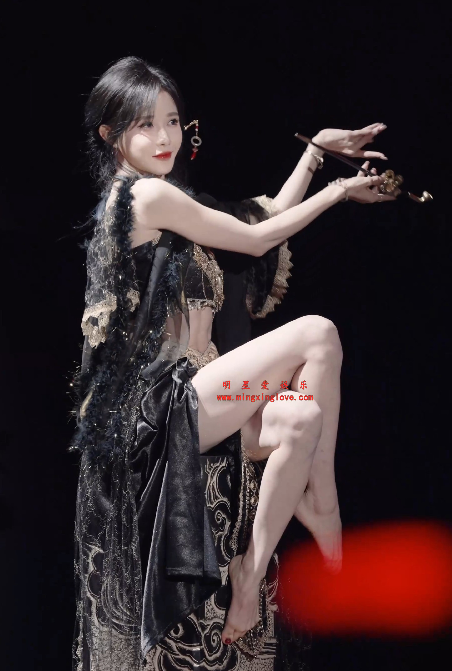 【视频系列】段艺璇演唱会舞台热舞直拍视频,性感吊带露背薄纱,美腿光脚,高清4K60fps分辨率原视频下载(至尊)-明星爱娱乐