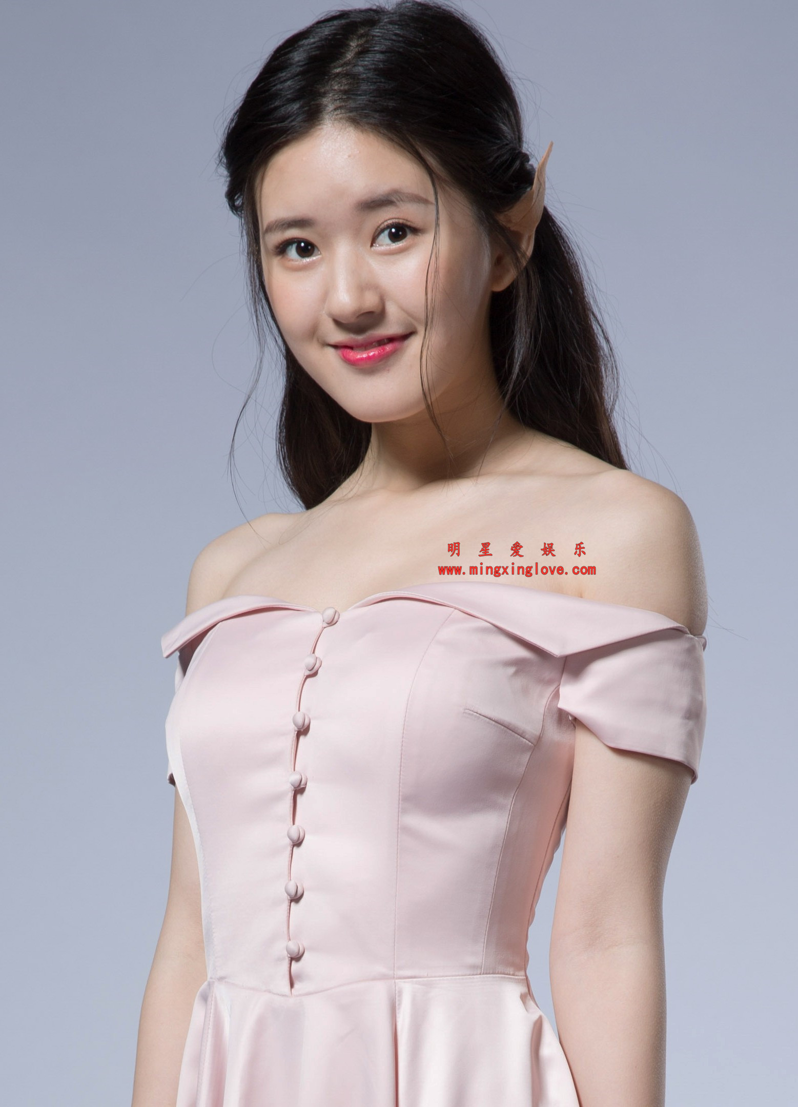 赵露思某综艺节目定妆照拍摄花絮照片,性感露肩、美腿光脚高跟造型,放大可看清肌肤纹理,高清4K分辨率原图无修生图下载(至尊)-明星爱娱乐