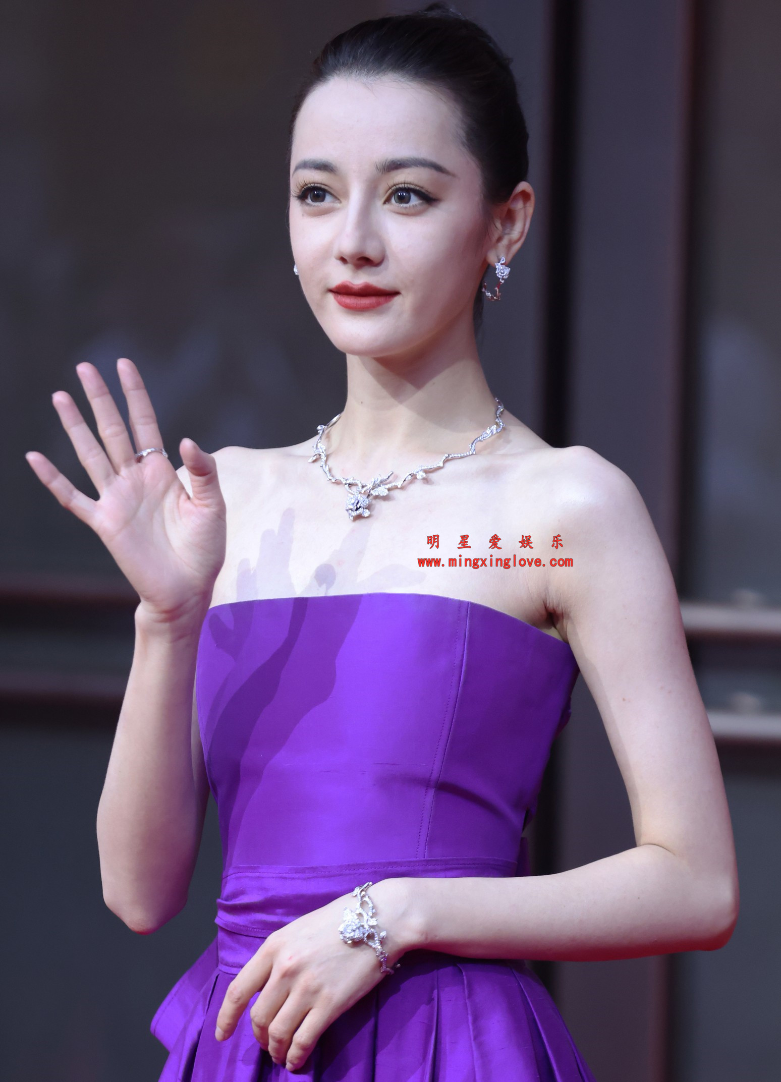 迪丽热巴DIRO活动红毯拍摄花絮照片,性感抹胸开叉裙、美腿光脚,放大可看清肌肤纹理,高清8K分辨率原图无修生图下载(至尊)-明星爱娱乐
