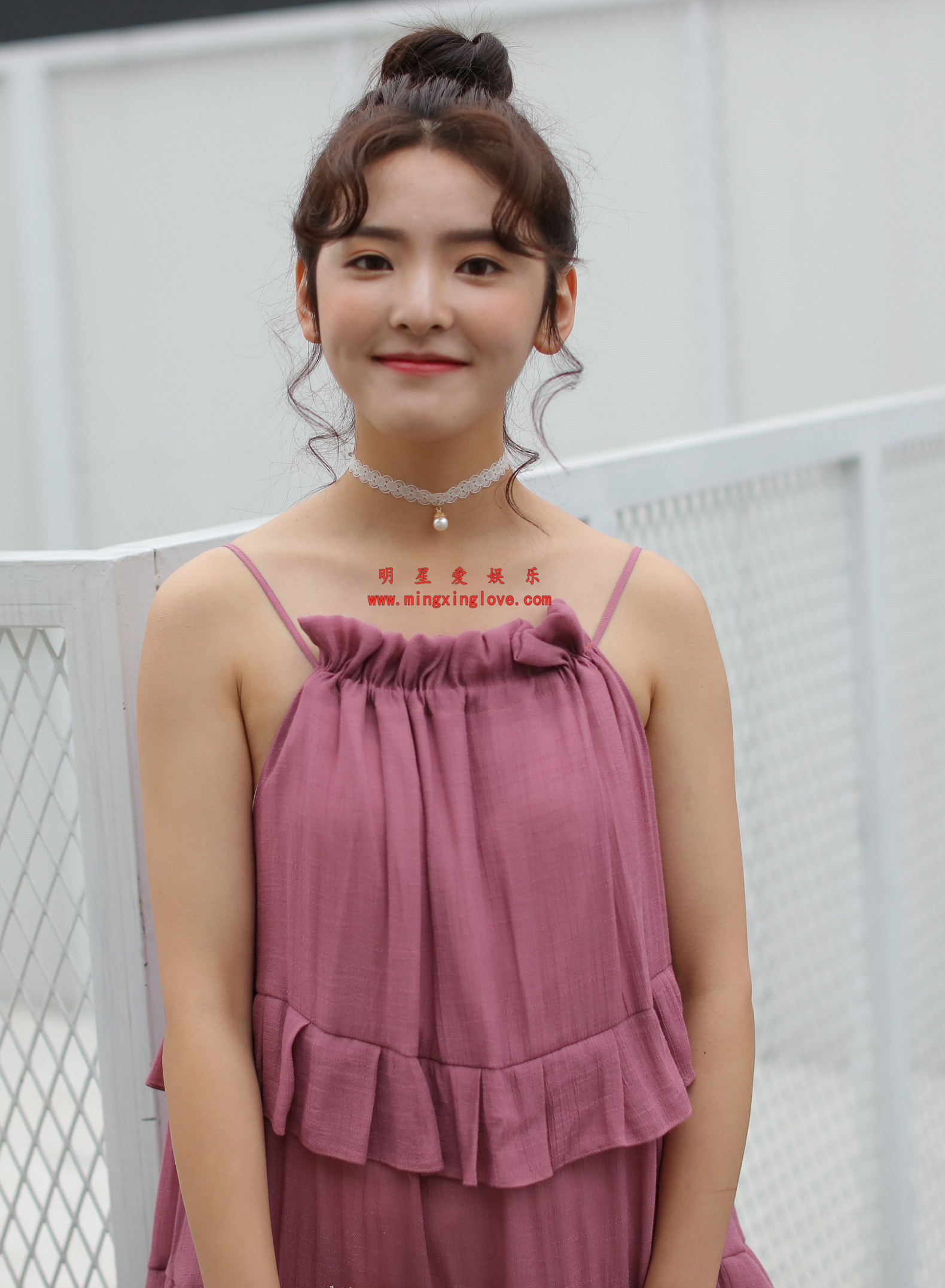 章若楠某服饰写真拍摄花絮照片,性感吊带露背、美腿光脚等造型,高清4K分辨率原图无修生图下载(至尊)-明星爱娱乐