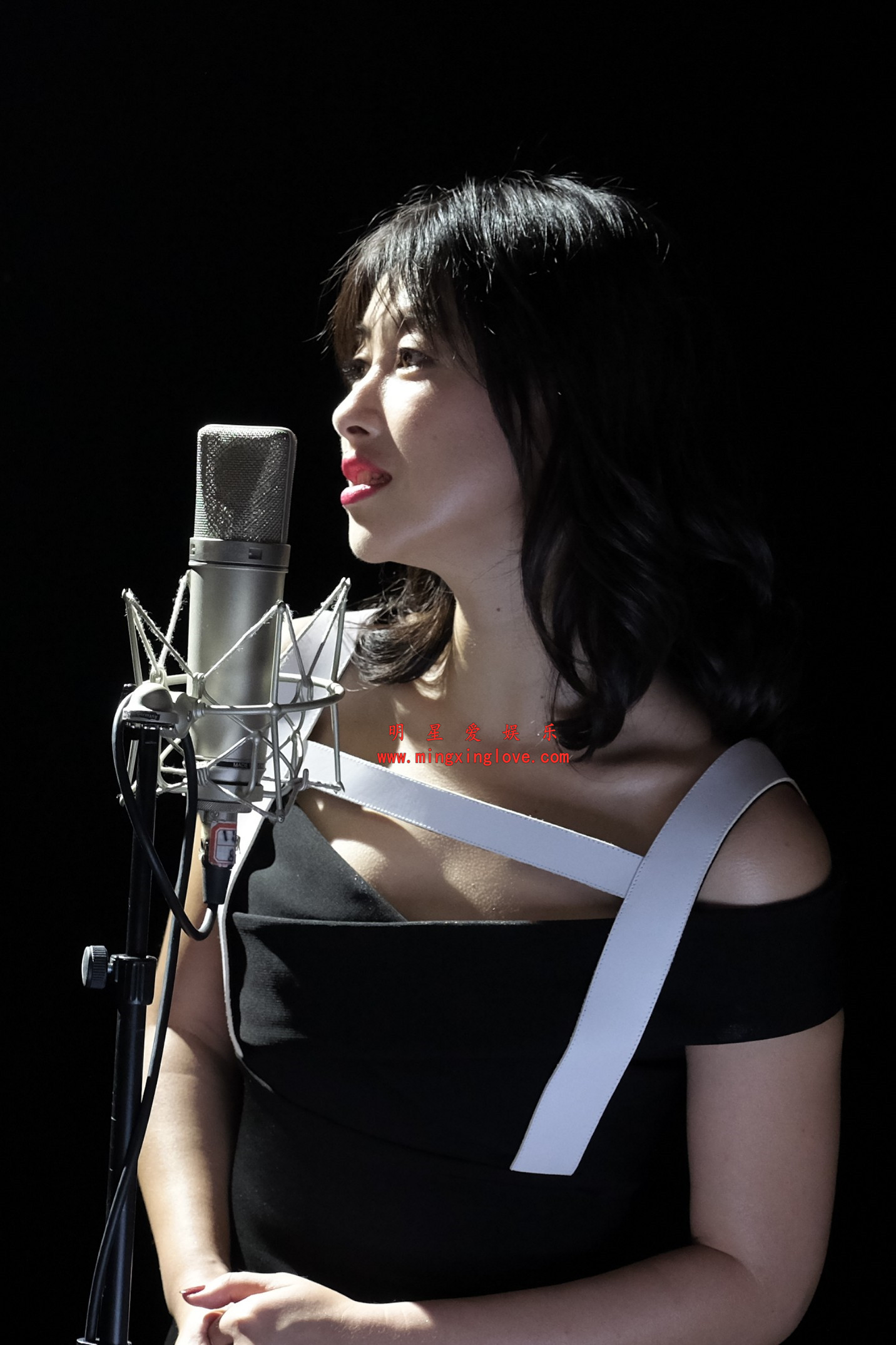 朱珠某歌曲录制现场花絮照片,性感抹胸裙,放大可看清肌肤纹理,高清4K分辨率原图无修生图下载(至尊)-明星爱娱乐