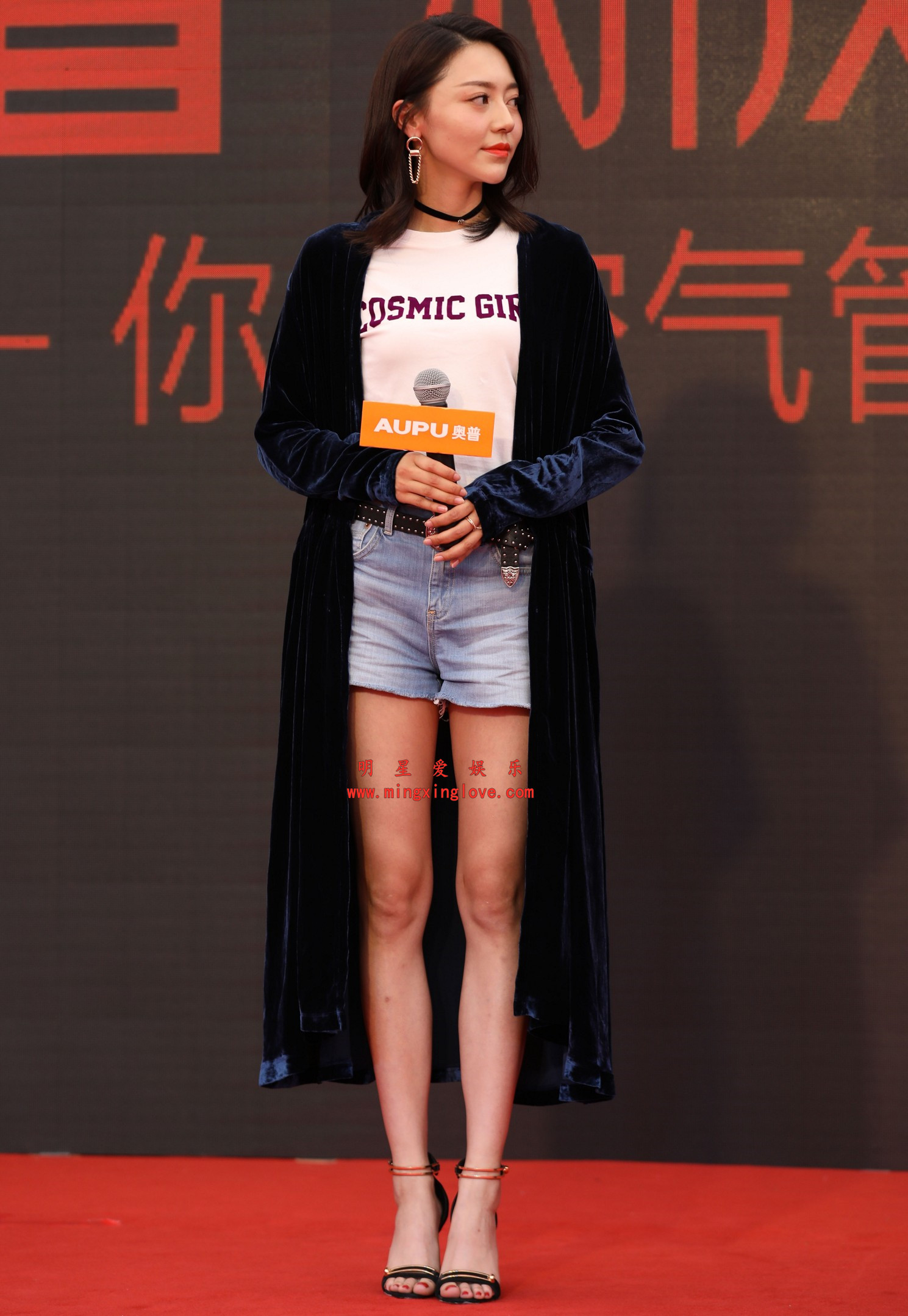 黄梦莹某品牌活动现场花絮照片,性感超短裤、美腿光脚,放大可看清肌肤纹理,高清4K分辨率原图无修生图下载(至尊)-明星爱娱乐