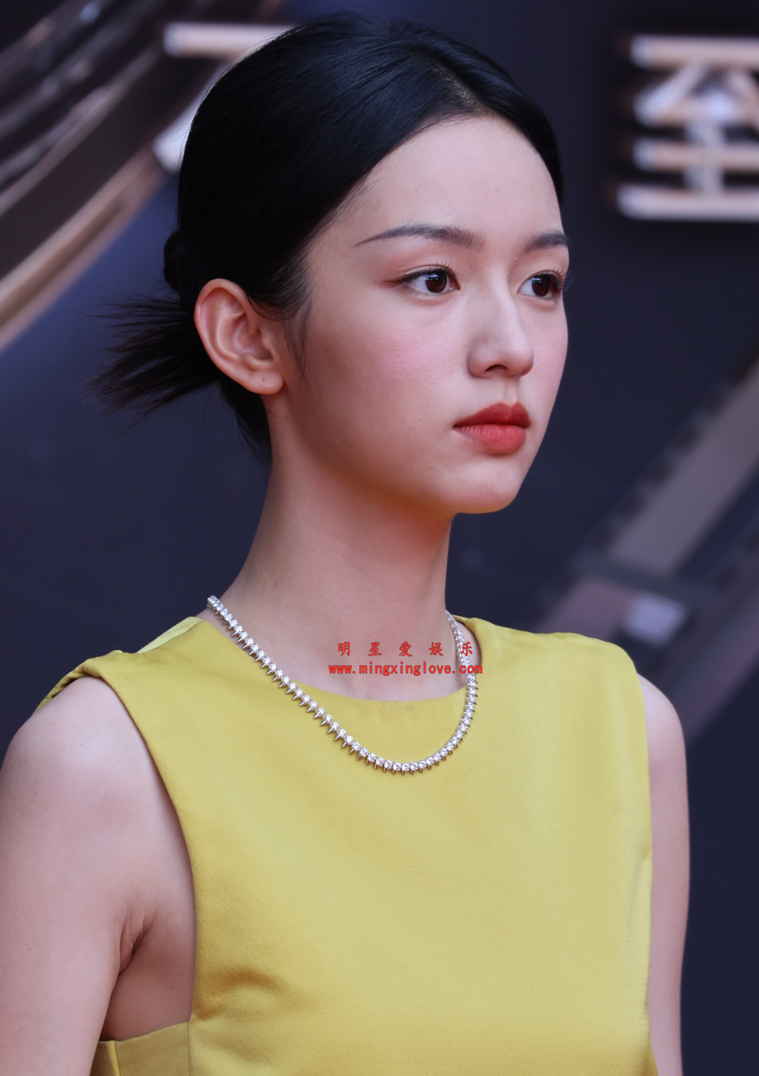 周也微博之夜红毯拍摄花絮照片,性感露背裙,放大可看清肌肤纹理,高清4K分辨率原图无修生图下载(至尊)-明星爱娱乐
