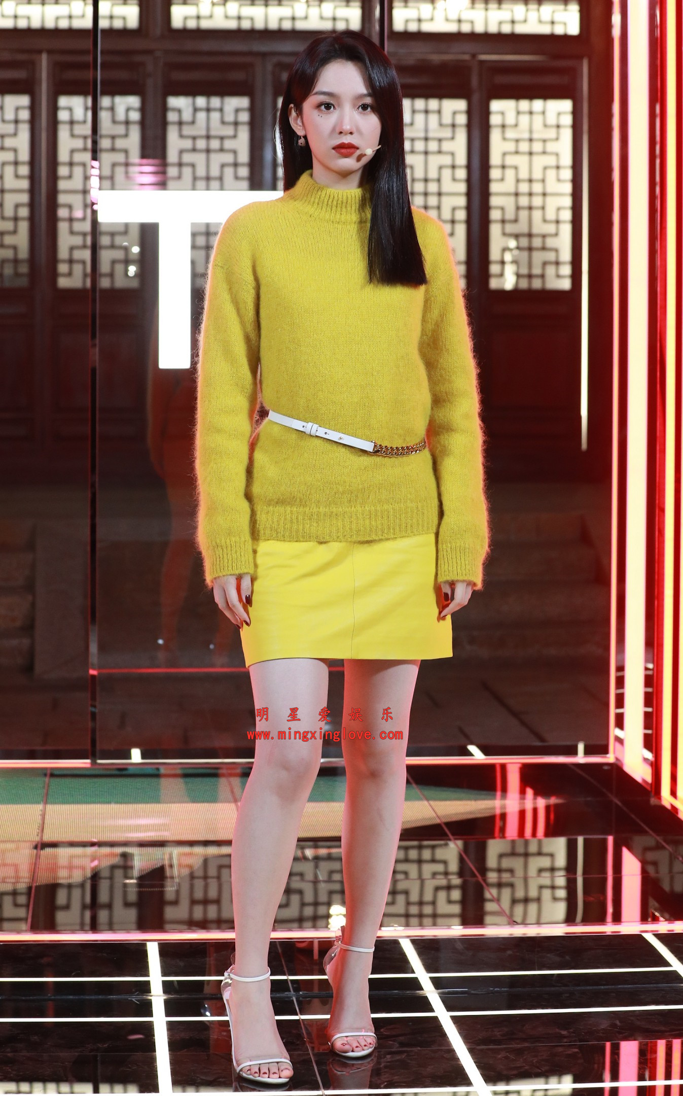 周也Tom Ford香水品牌活动现场花絮照片,性感短裙美腿、光脚特写,高清4K分辨率原图无修生图下载(至尊)-明星爱娱乐