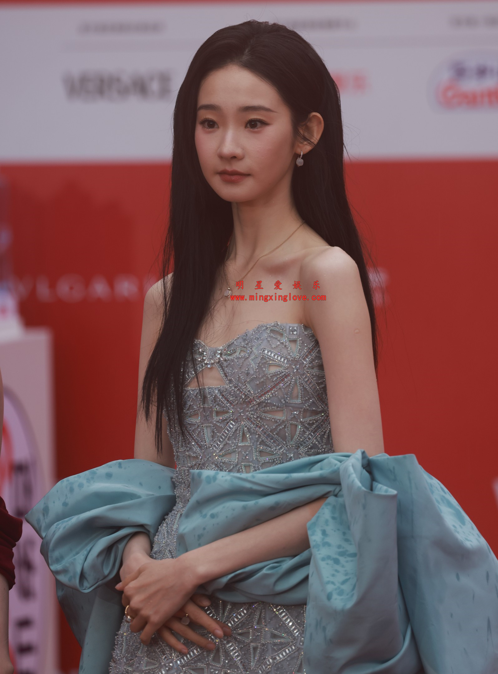 张艺凡电影节红毯拍摄花絮照片,性感露胸短裙、美腿光脚特写,高清8K分辨率原图无修生图下载(至尊)-明星爱娱乐