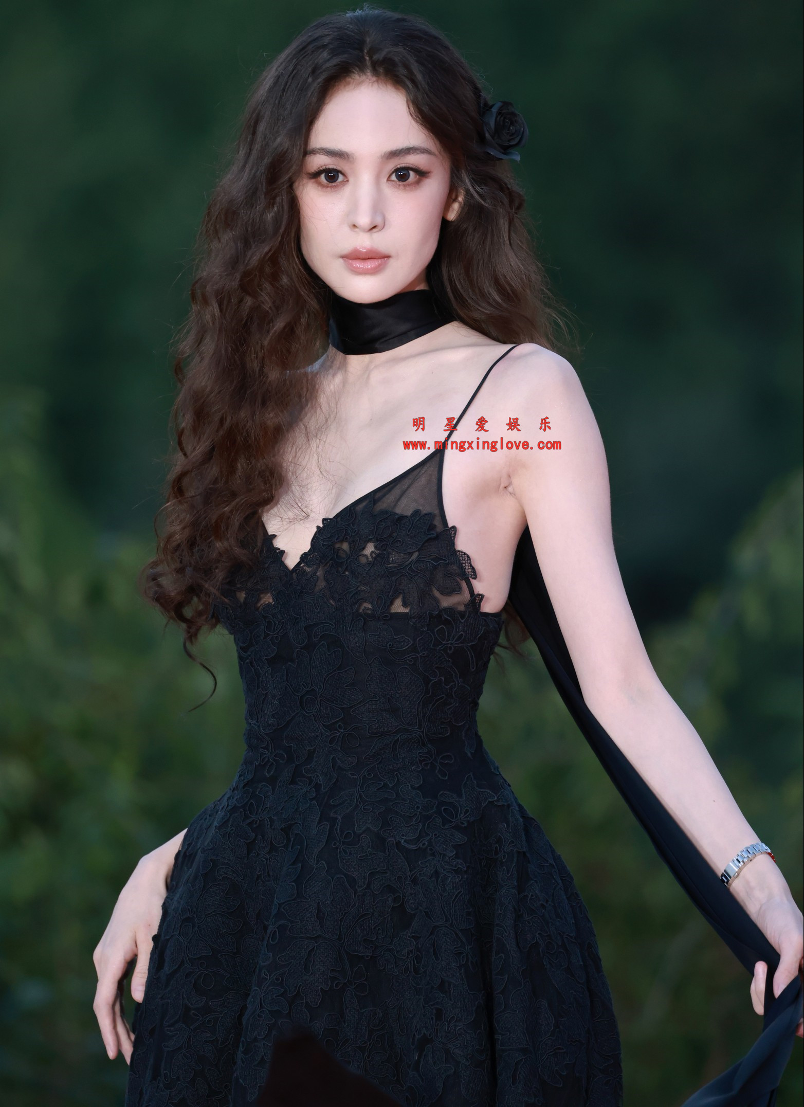 古力娜扎栩栩华生时尚文化大赏红毯拍摄花絮照片,大尺度爆乳露胸、露背裙,放大可看清肌肤纹理,高清8K分辨率原图无修生图下载(至尊)-明星爱娱乐