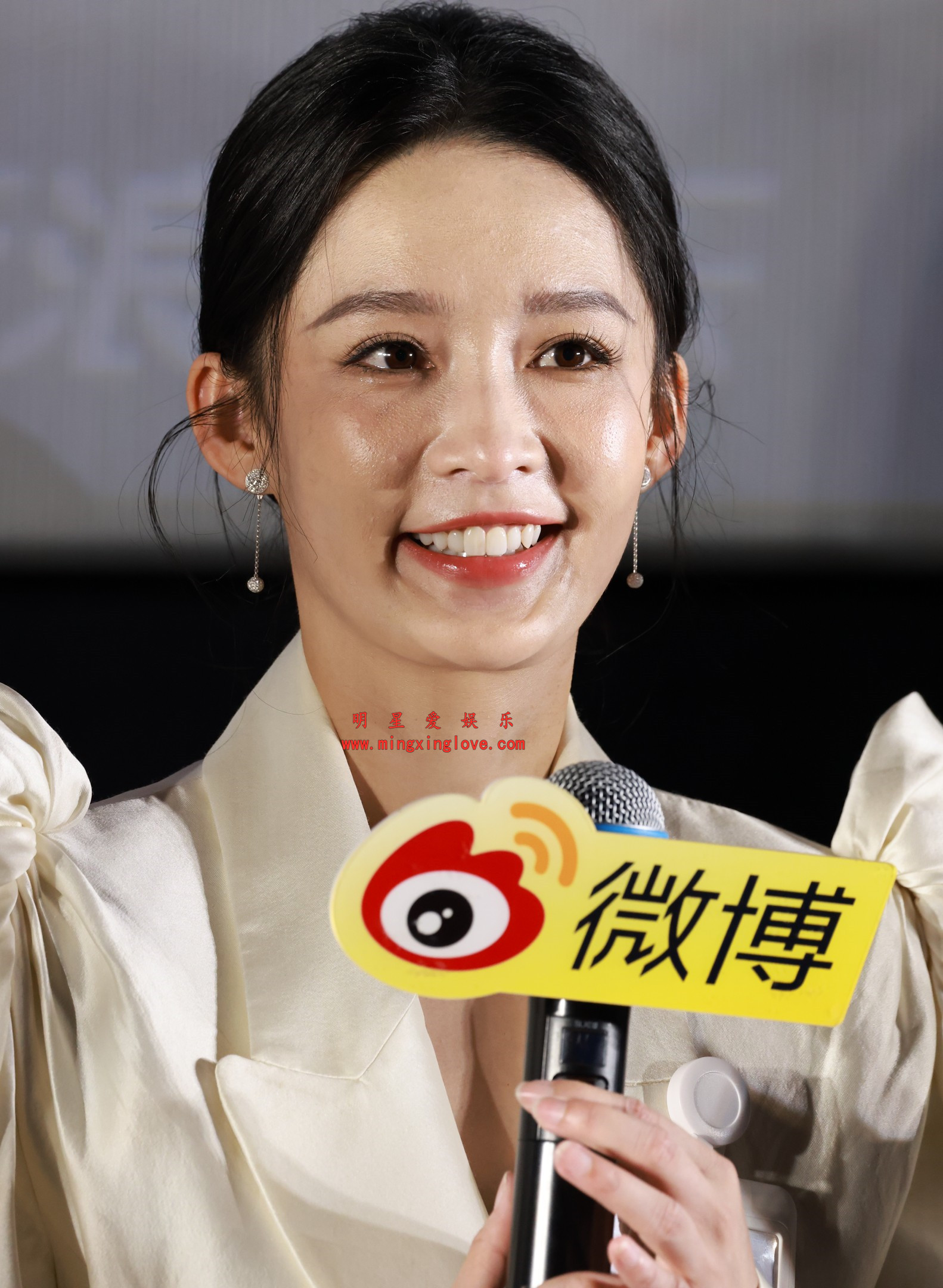李沁电视剧《七夜雪》剧组活动花絮照片，性感短裙、美腿光脚特写，放大可看清肌肤纹理，高清8K分辨率原图无修生图下载（至尊）-明星爱娱乐