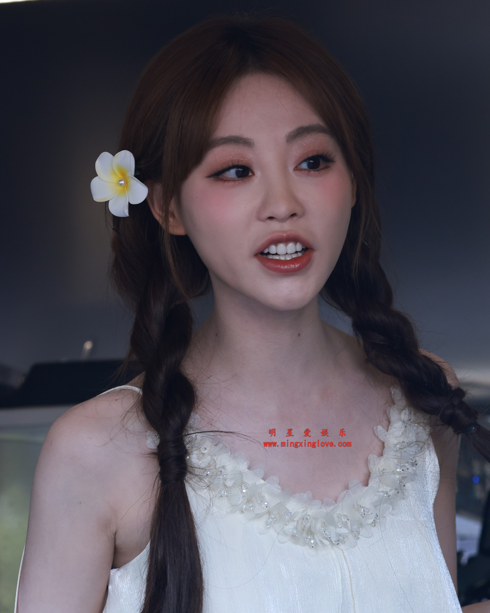 祝绪丹海浪电影周外拍写真花絮照片,性感吊带裙、美腿,光脚面部特写,放大可看清肌肤纹理,高清8K分辨率原图无修生图下载(至尊)-明星爱娱乐