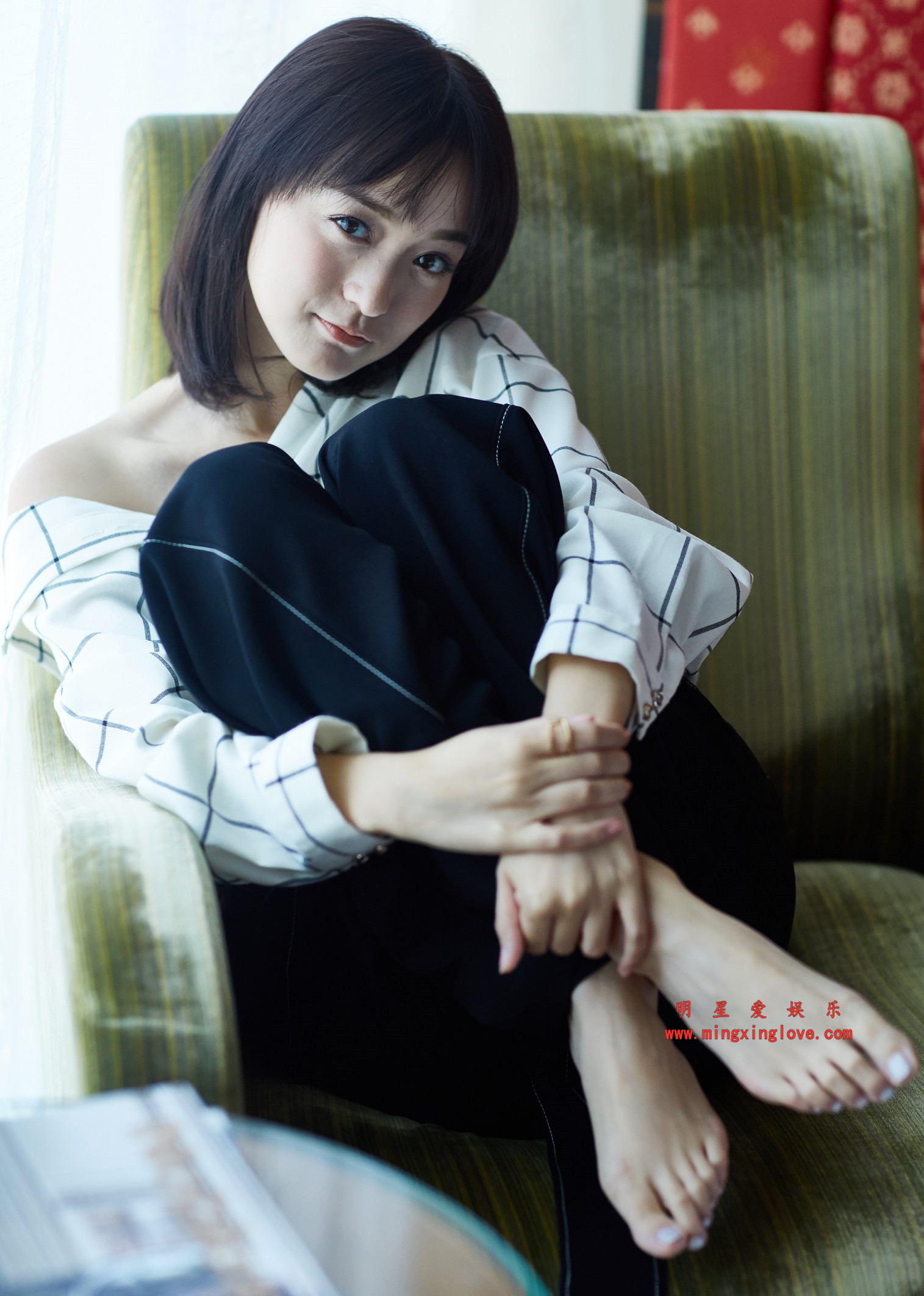 何泓姗写真拍摄花絮照片,性感露肩、光脚等造型,放大可看清肌肤纹理,高清4K分辨率原图无修生图下载(至尊)-明星爱娱乐