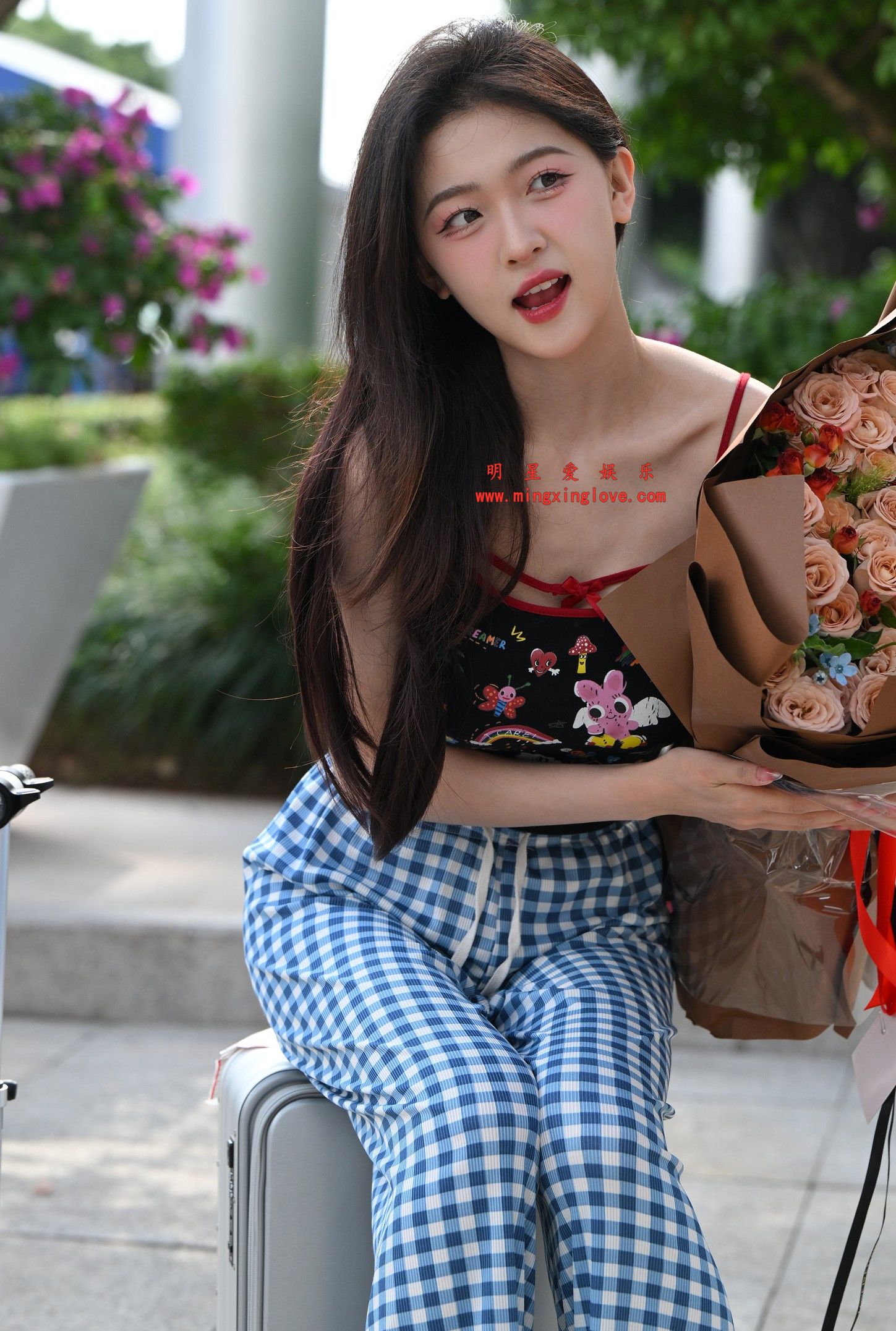 【车模街拍系列】百万粉丝网红车模任绵绵外拍写真花絮照片,性感吊带肚兜、露脐,光脚特写,放大可看清肌肤纹理,高清8K分辨率原图无修生图下载(至尊)-明星爱娱乐